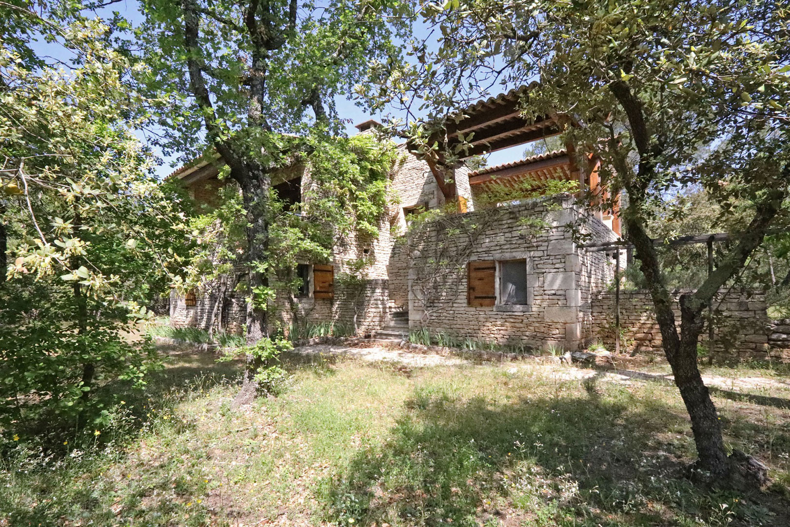 Proche Ménerbes, Roussillon et Gordes, propriété à vendre   