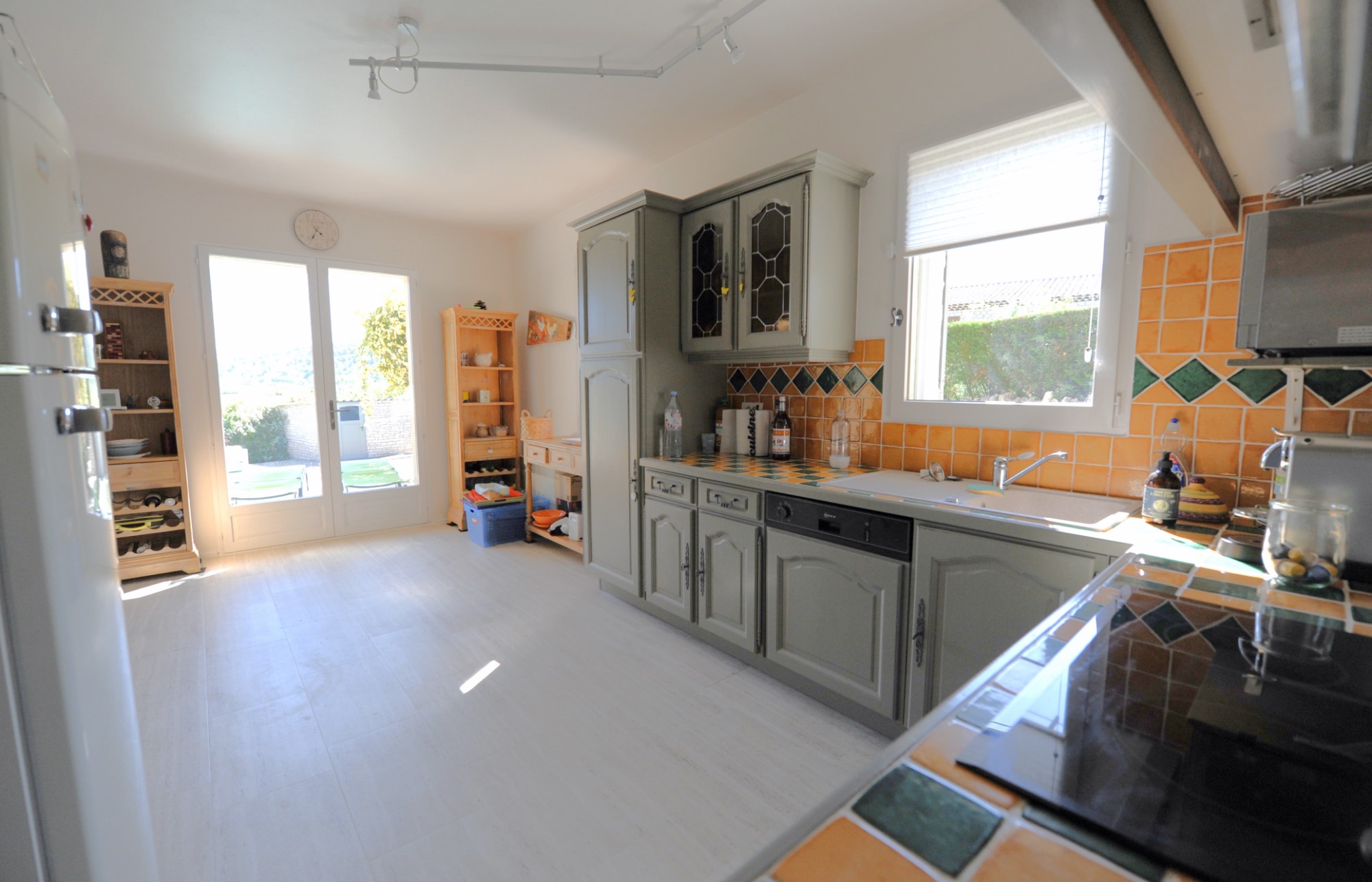 A Gordes, maison en pierres, avec piscine et vue sur le Luberon   