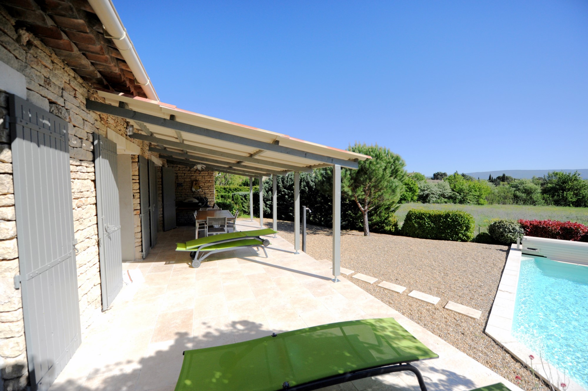 Maison en pierres avec piscine en Provence