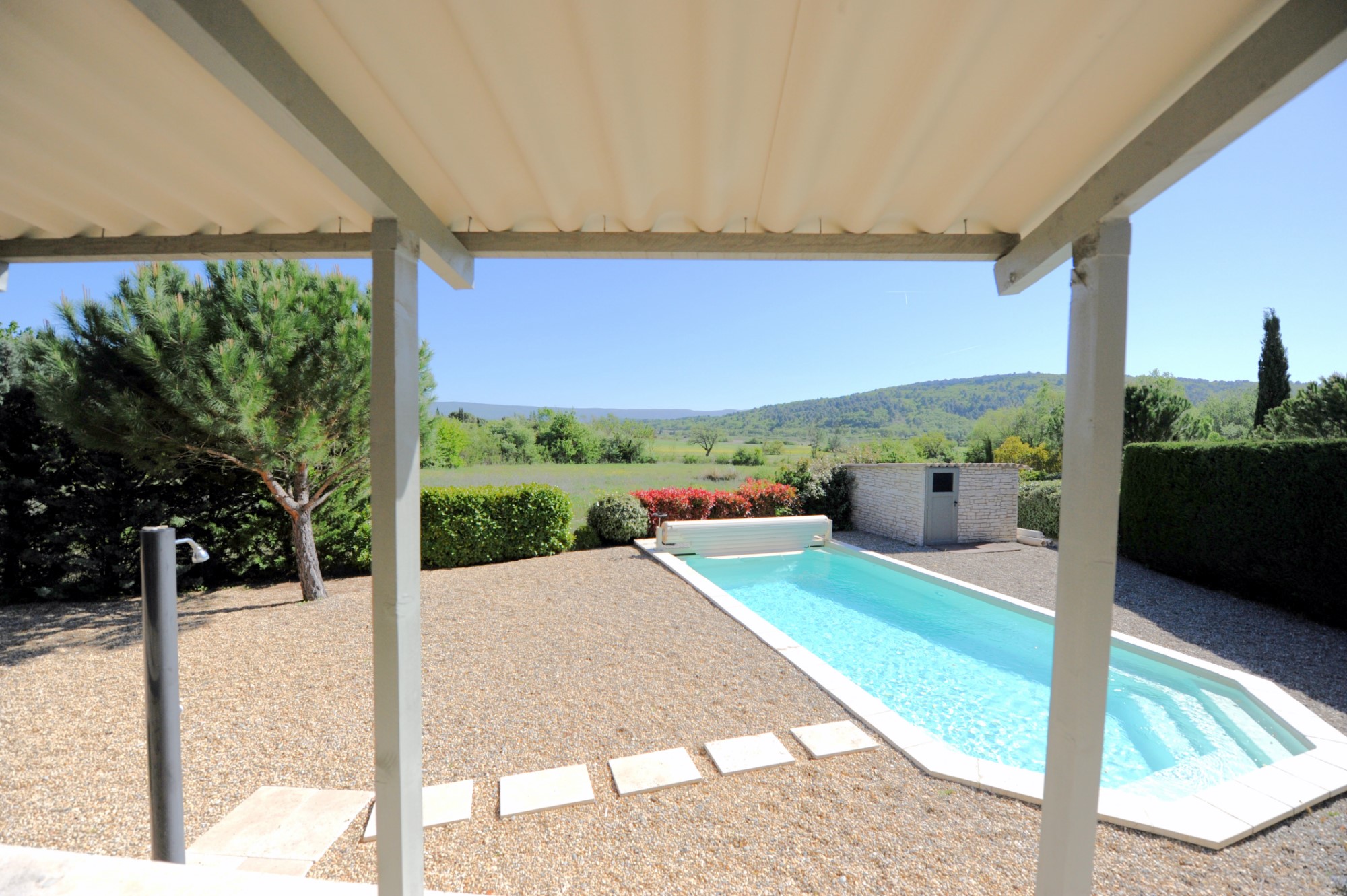 Maison en pierres avec piscine et vue sur le Luberon