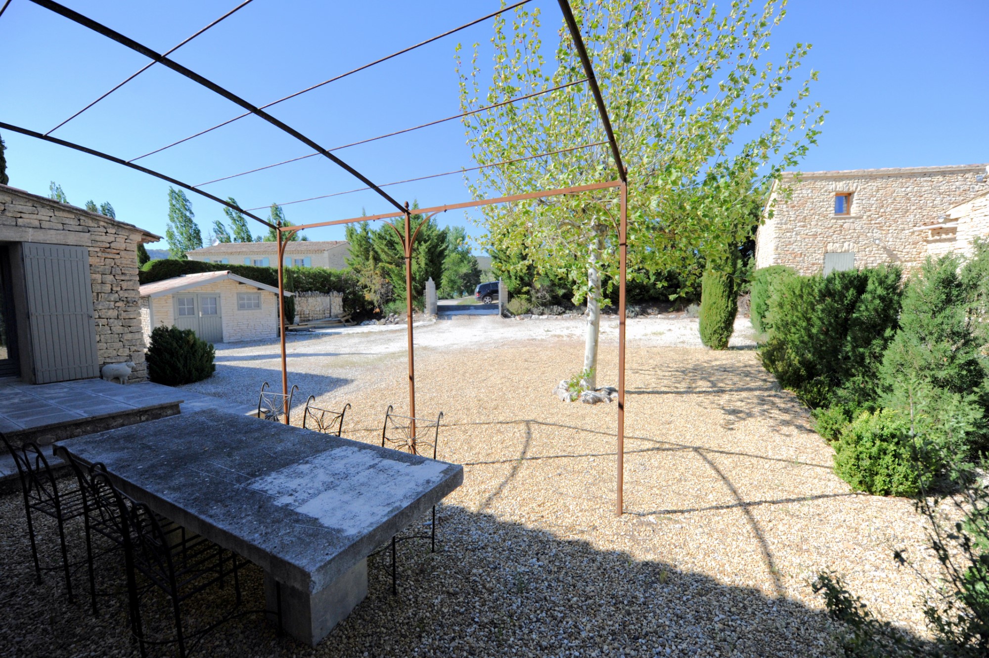 A Gordes, maison en pierres, avec piscine et vue sur le Luberon   