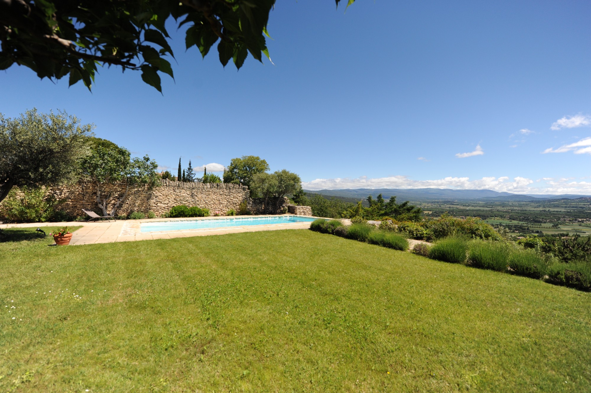 A Gordes, belle maison de village avec piscine et vue sublime   