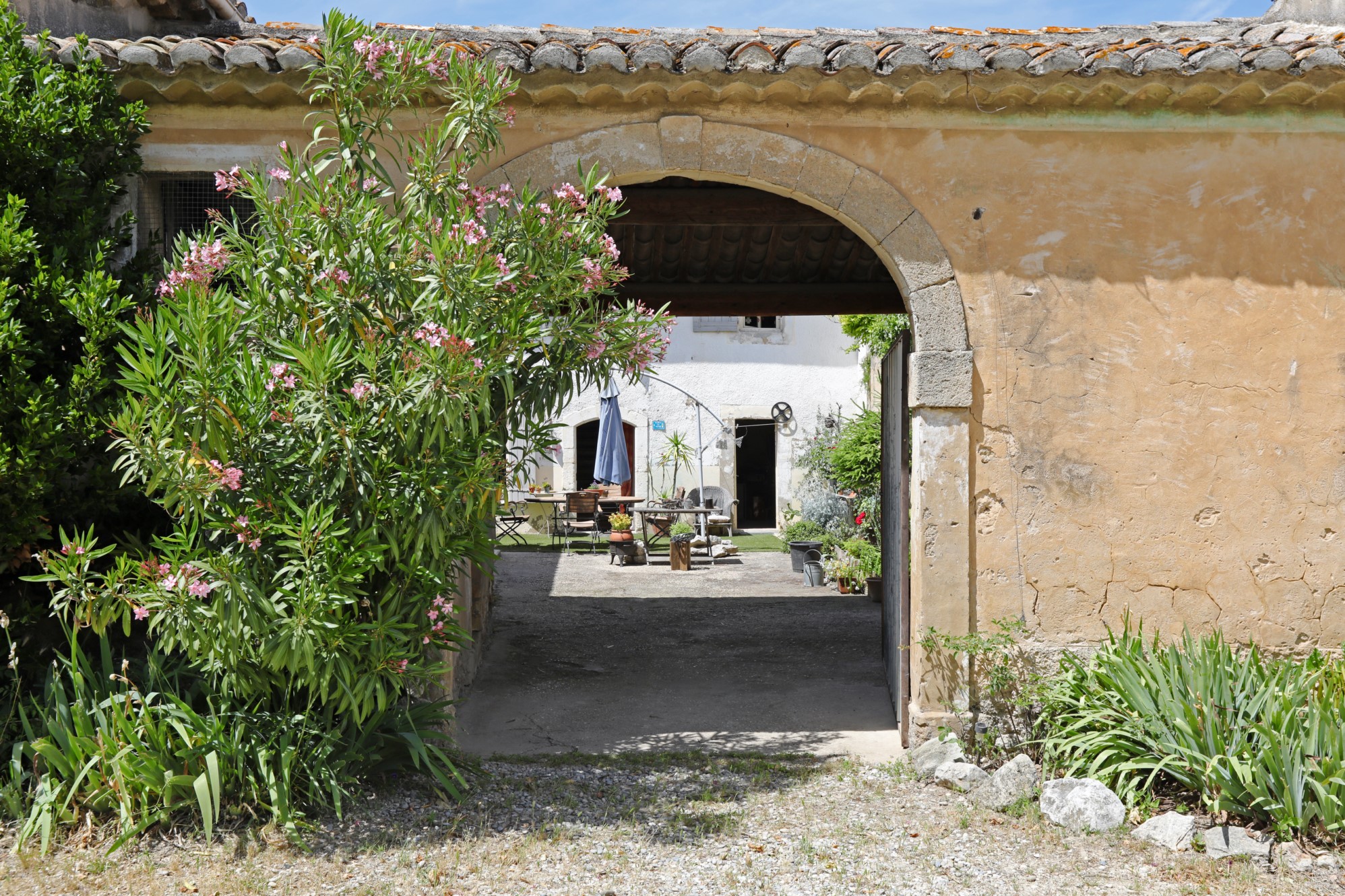 A vendre à Robion, mas mitoyen de 1718 avec cour fermée   