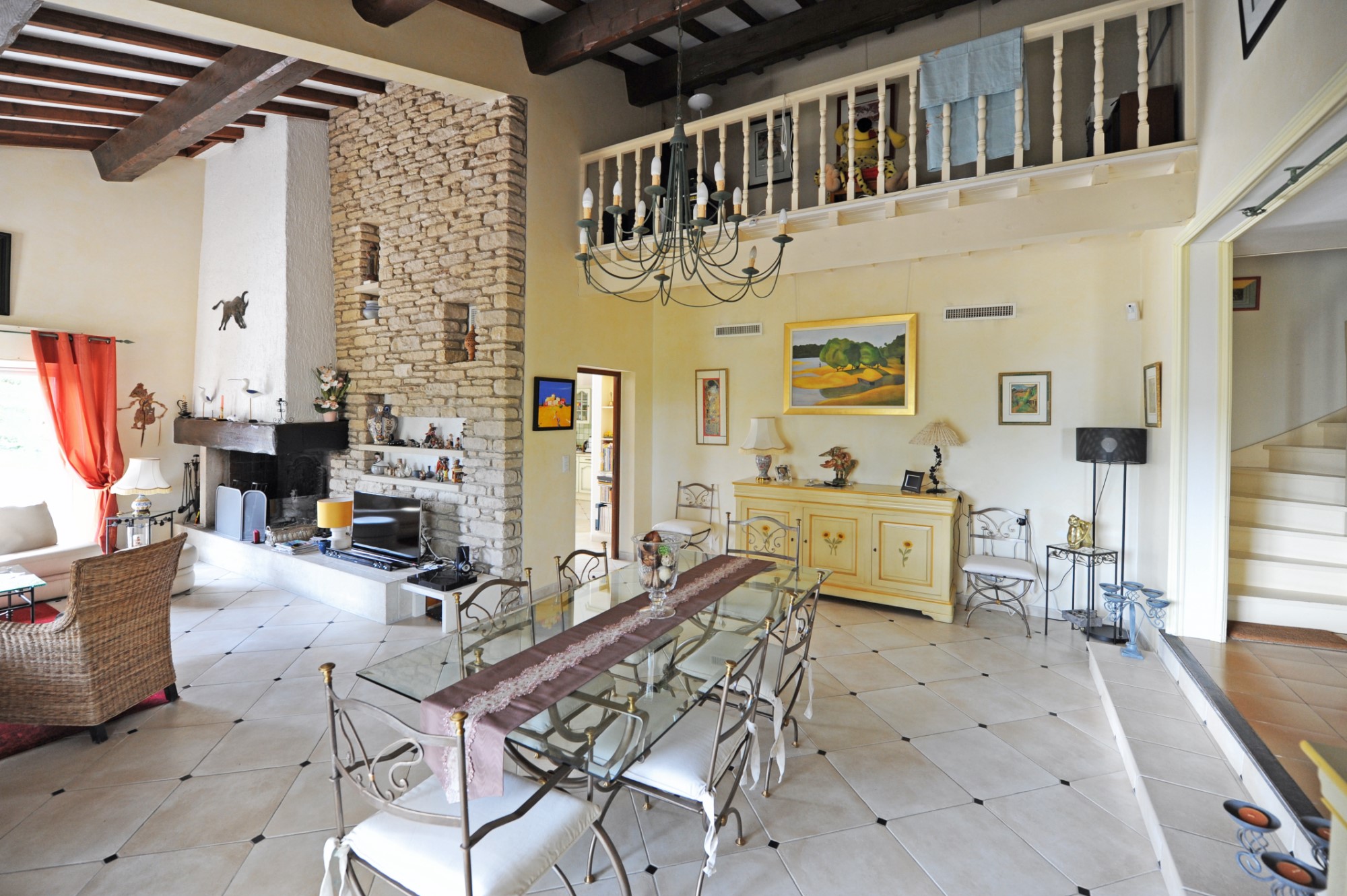A vendre à Cabrières d'Avignon, maison d’Architecte avec piscine, dans la pinède   