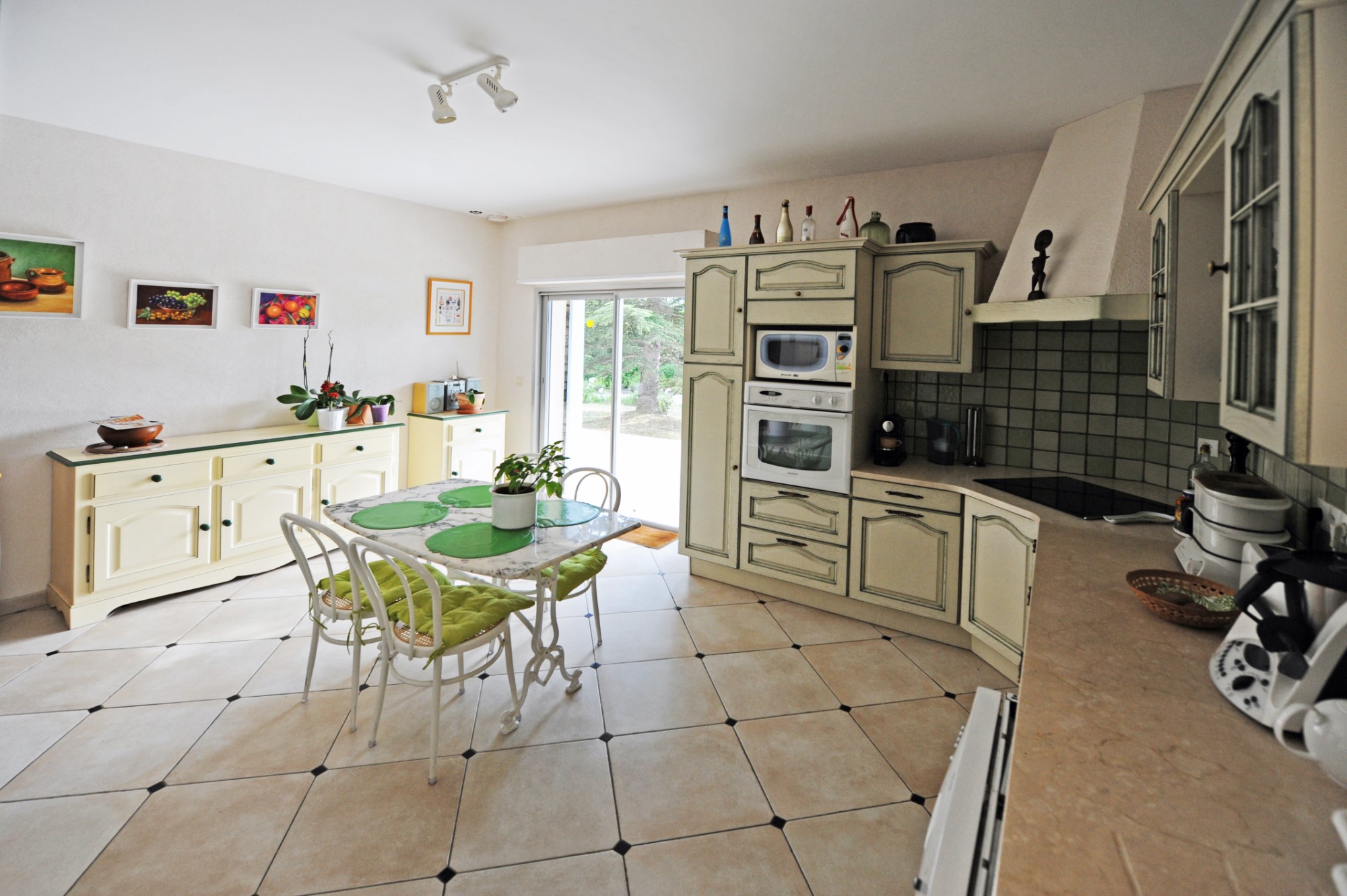 A vendre à Cabrières d'Avignon, maison d’Architecte avec piscine, dans la pinède   