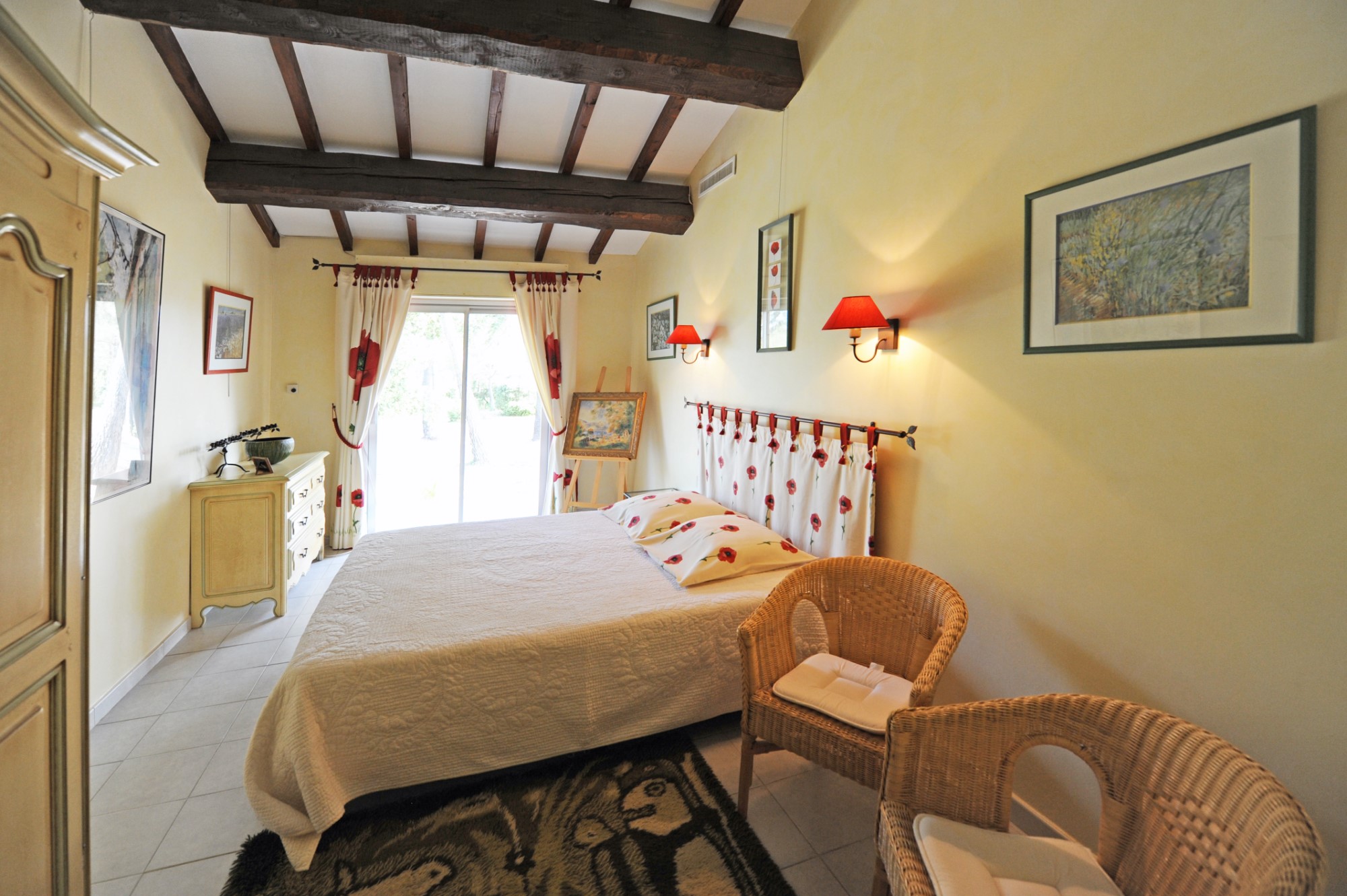 A vendre à Cabrières d'Avignon, maison d’Architecte avec piscine, dans la pinède   