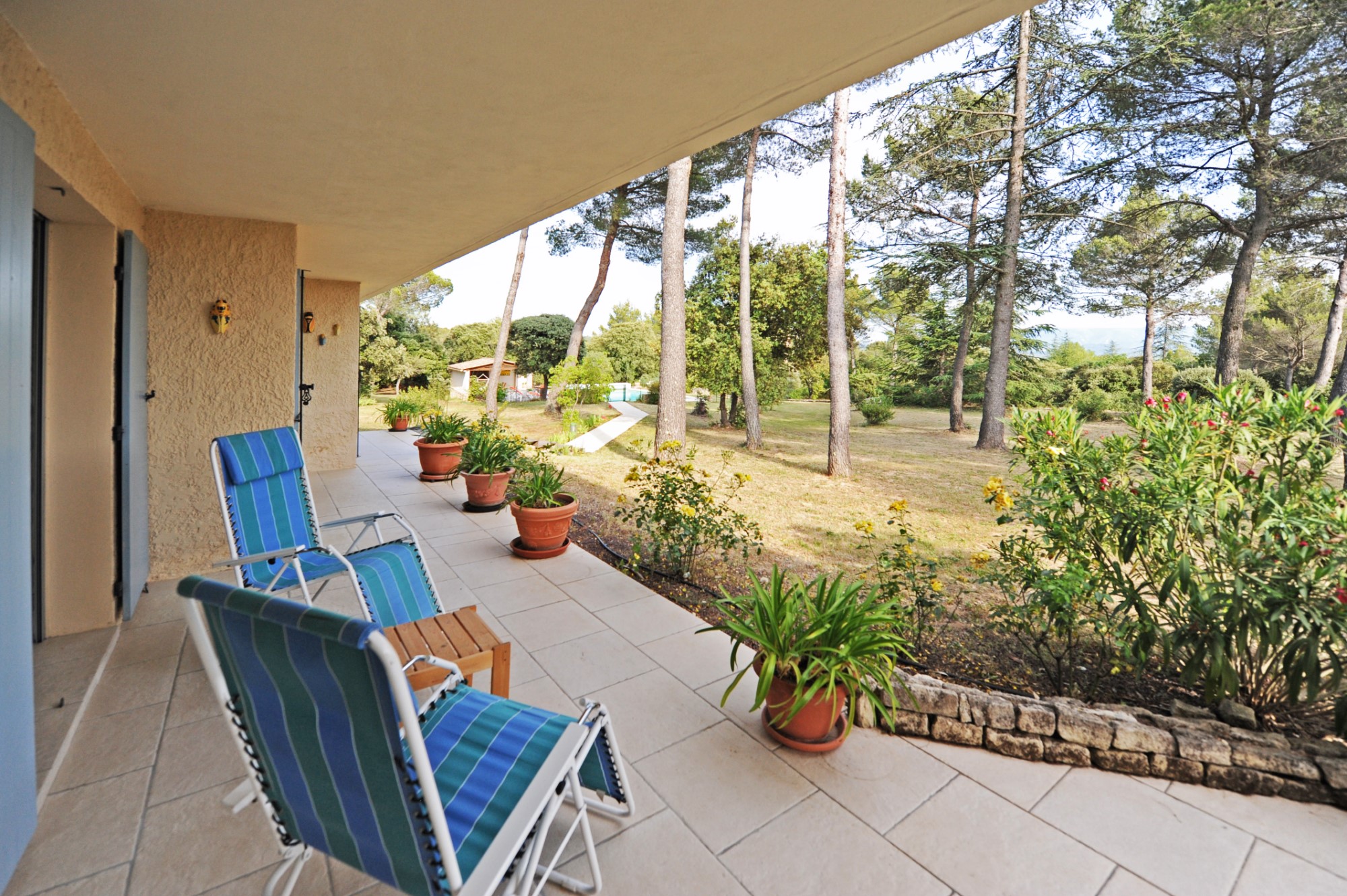 A vendre à Cabrières d'Avignon, maison d’Architecte avec piscine, dans la pinède   