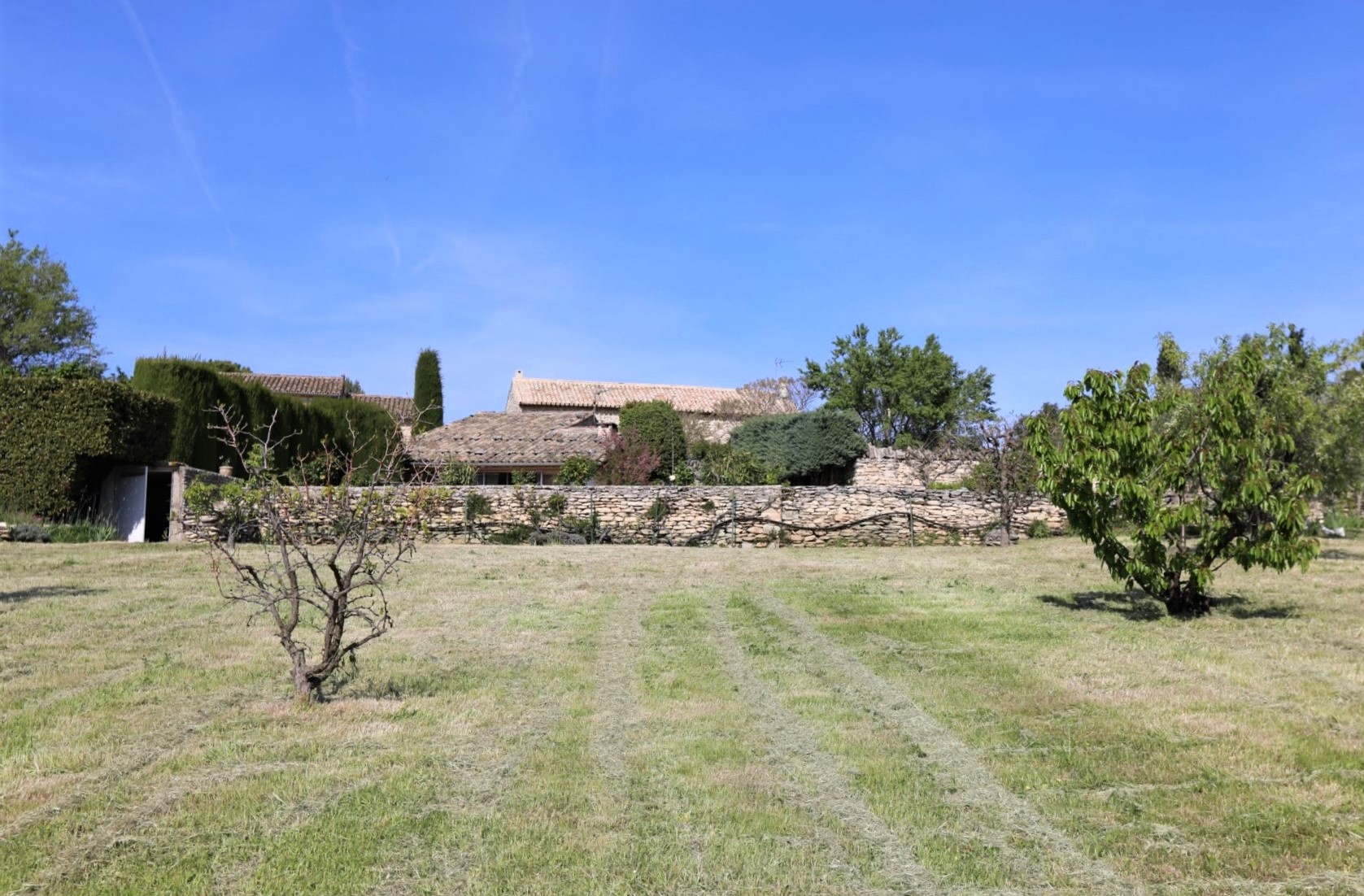 Un lieu d'exception, à vendre à Gordes, face au Luberon   