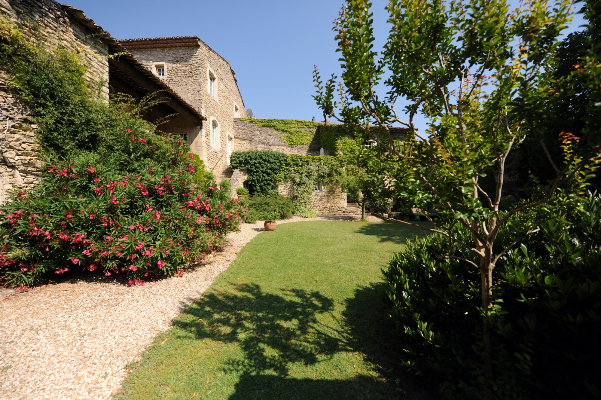 A vendre à Gordes, maison de charme avec piscine et vues   