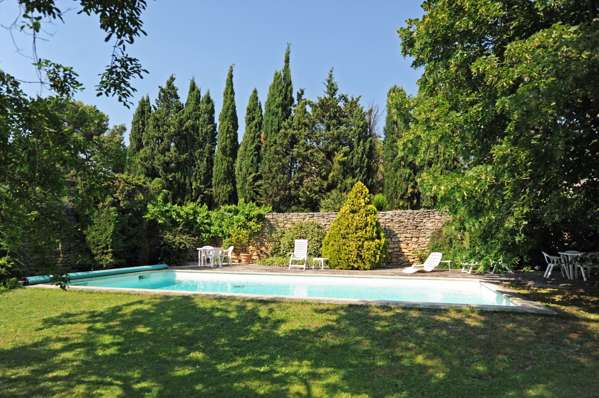 A vendre à Gordes, maison de charme avec piscine et vues   