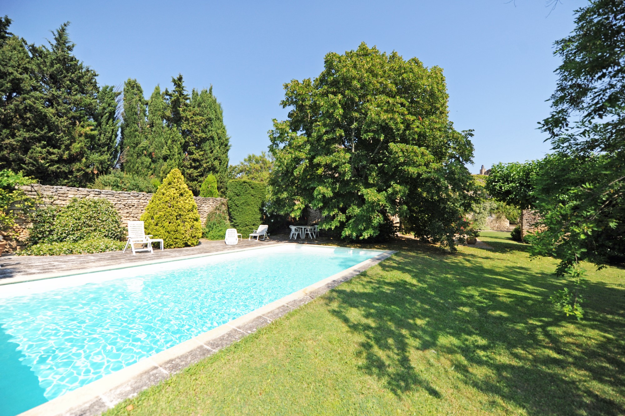 A vendre à Gordes, maison de charme avec piscine et vues   