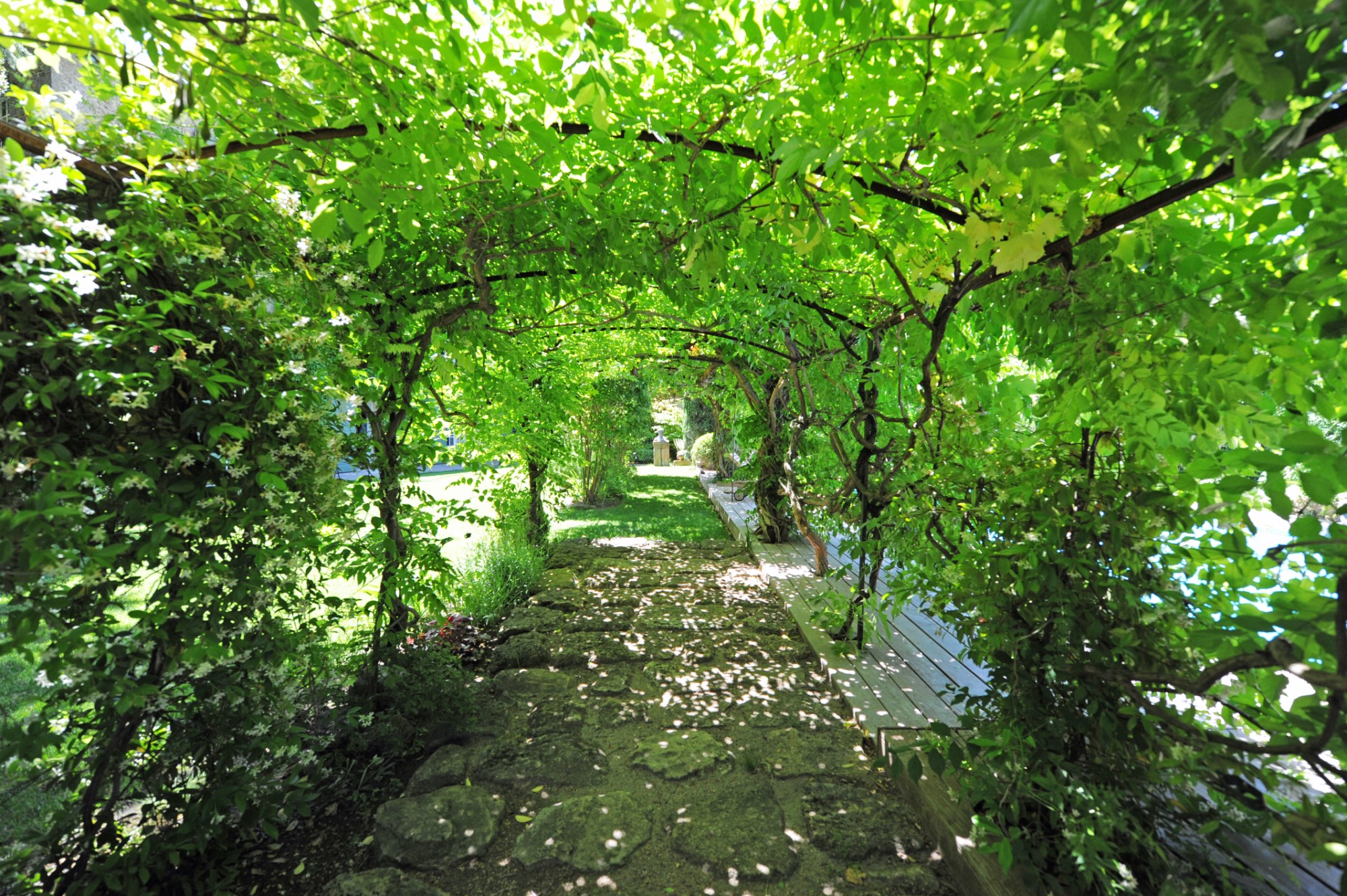 Élégante bastide de village du 18ème, avec dépendances et piscine, à vendre en Provence   