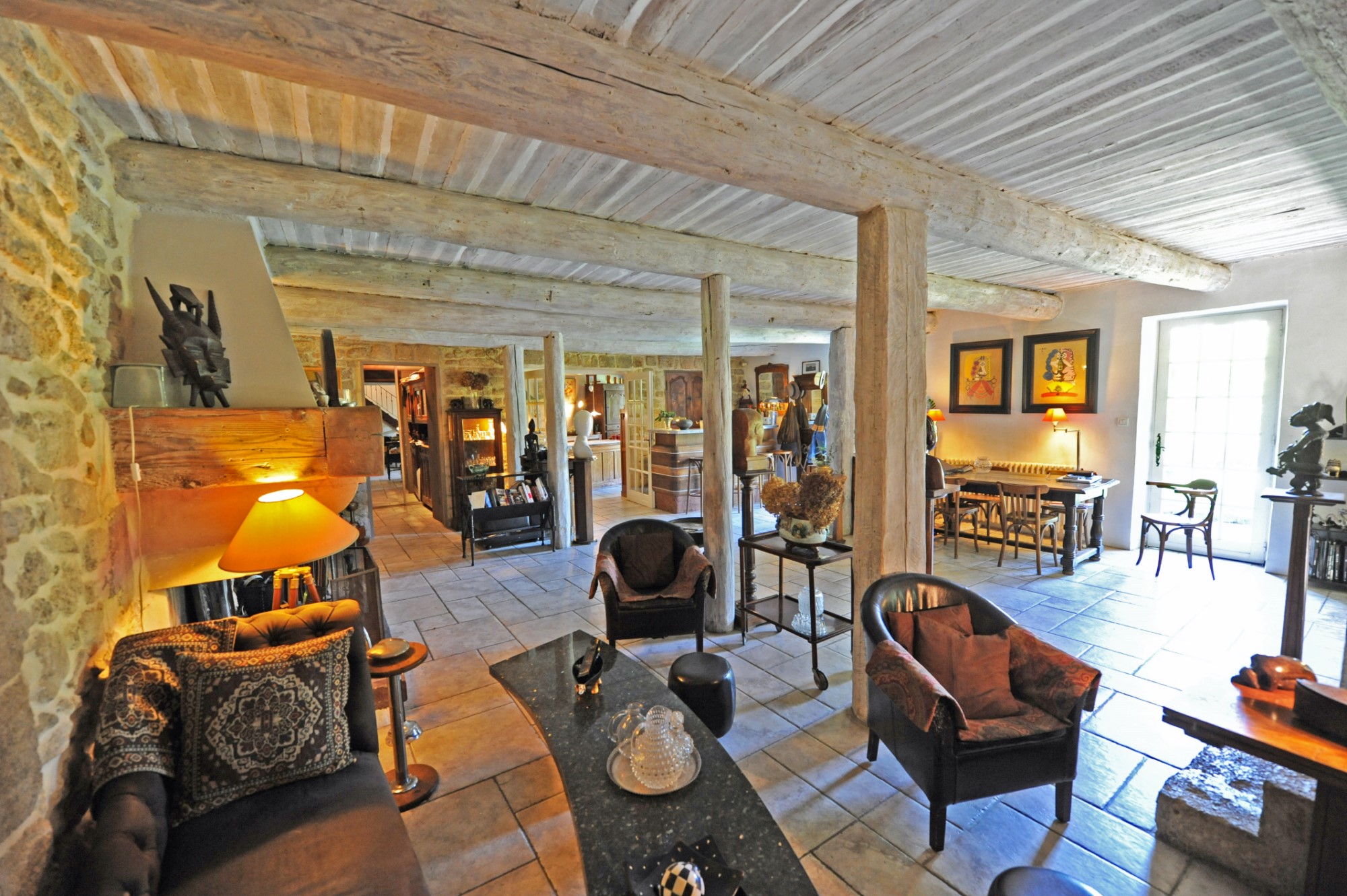 Élégante bastide de village du 18ème, avec dépendances et piscine, à vendre en Provence   