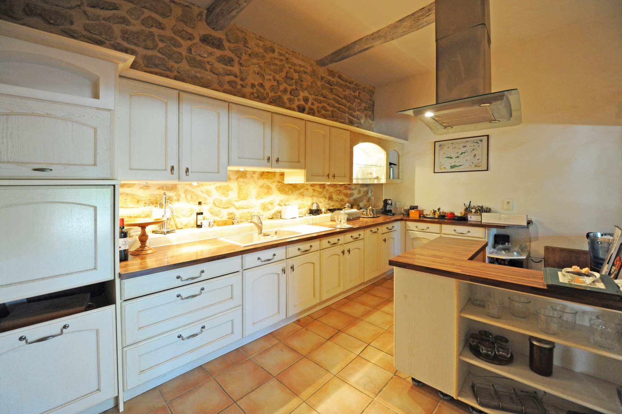 Élégante bastide de village du 18ème, avec dépendances et piscine, à vendre en Provence   