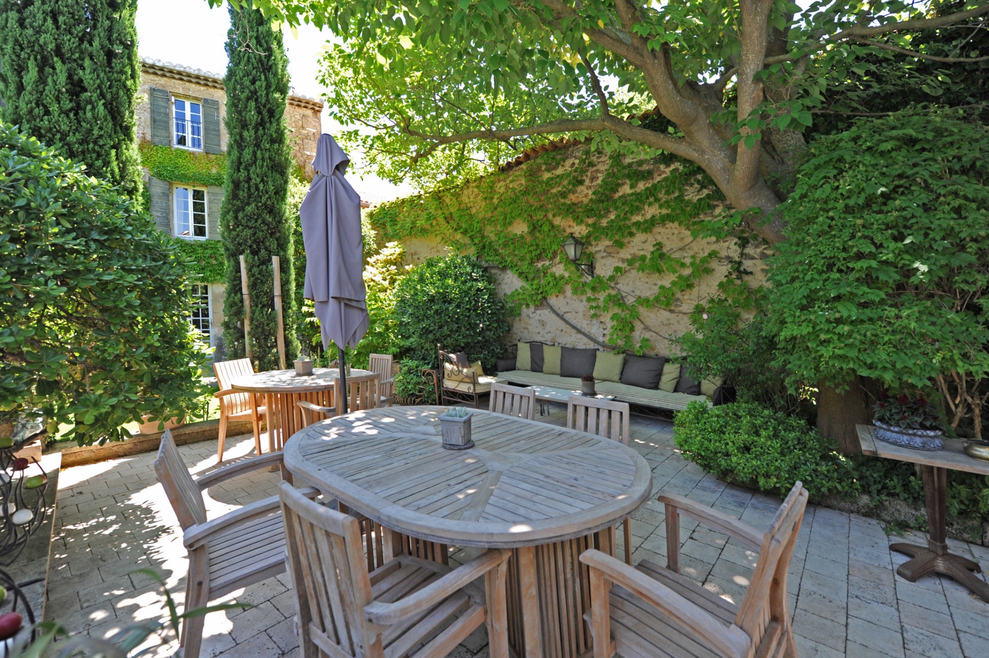Élégante bastide de village du 18ème, avec dépendances et piscine, à vendre en Provence   