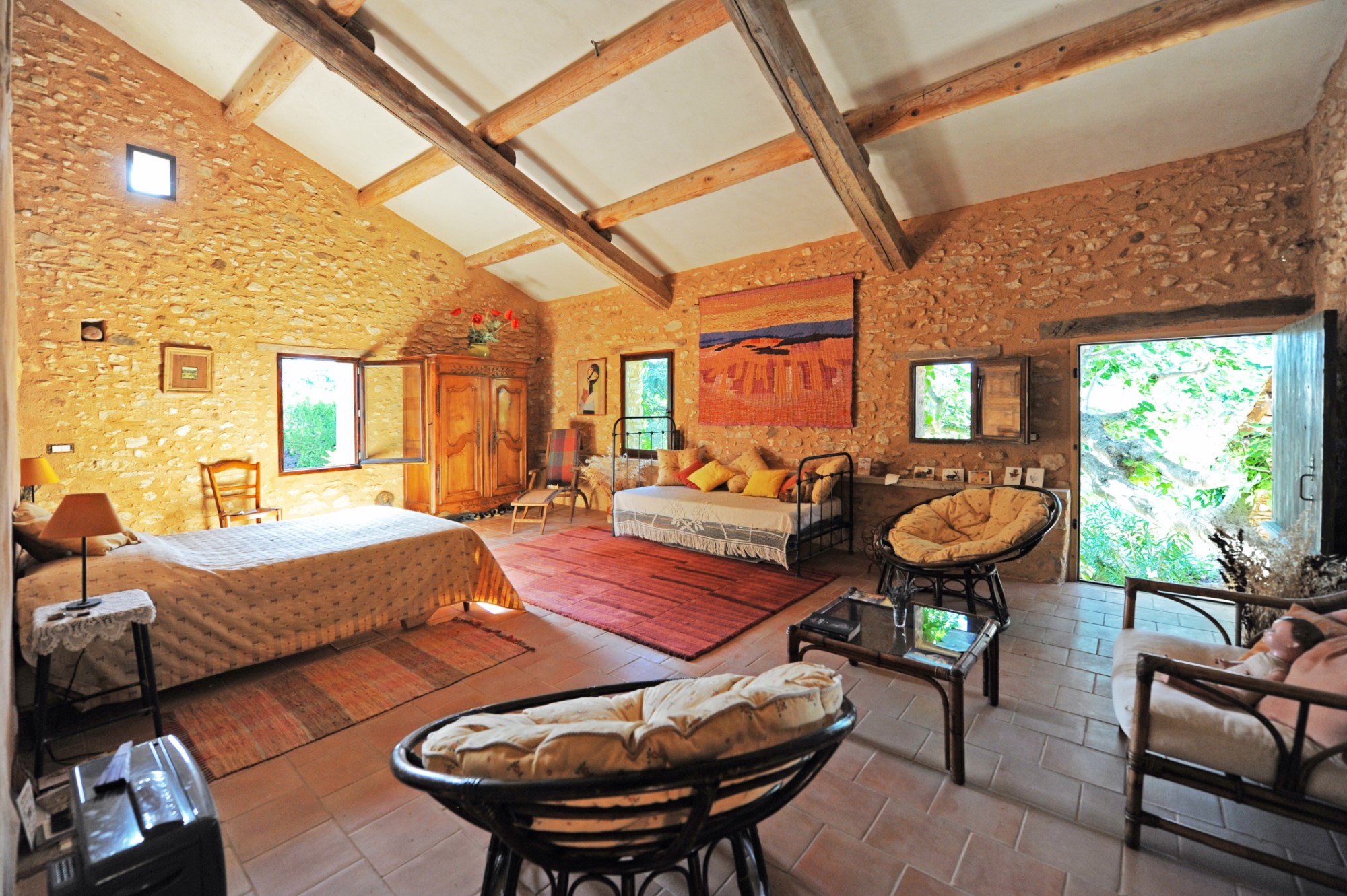 Roussillon, grande maison de hameau 18ème avec dépendances