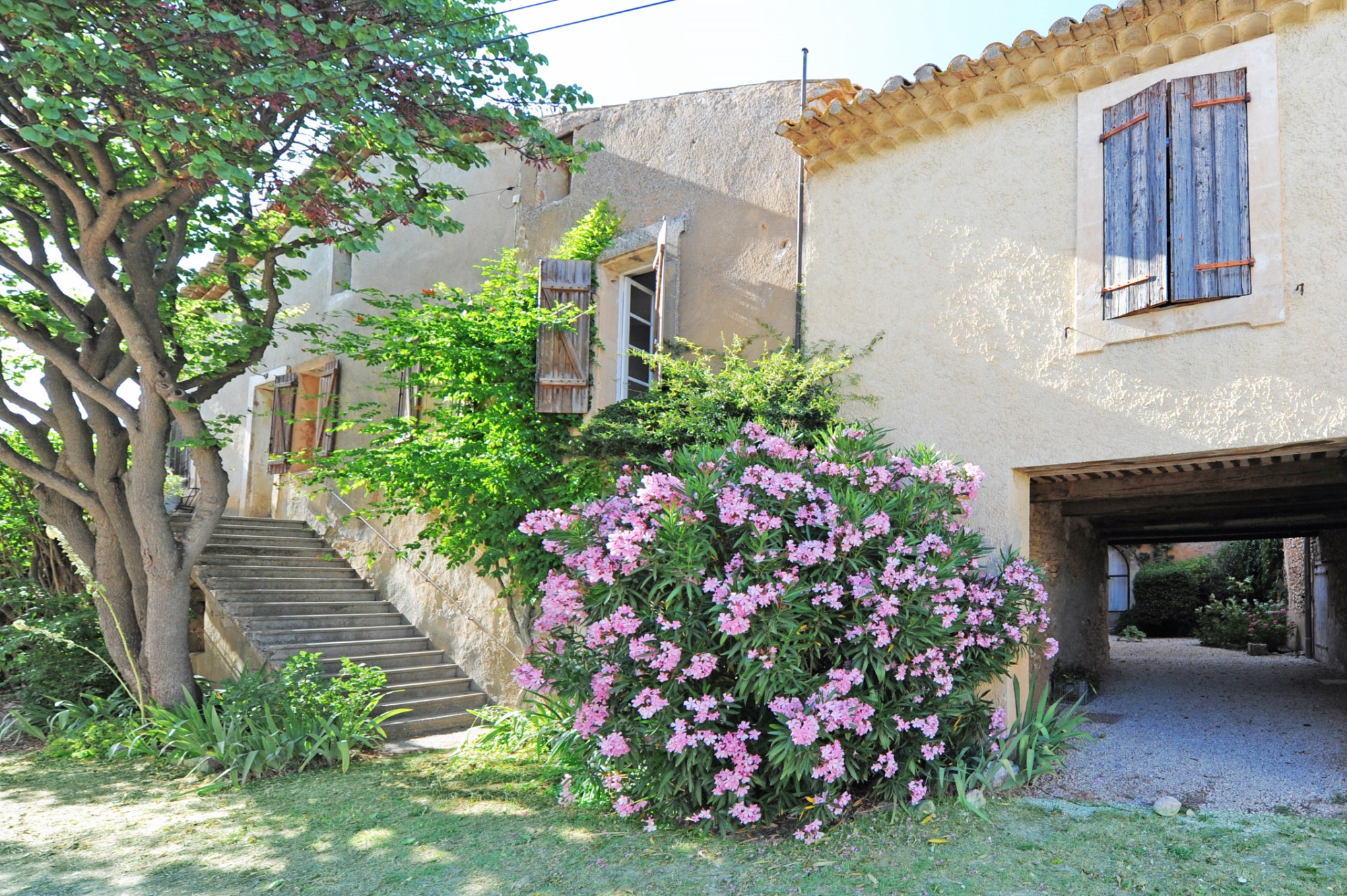 Roussillon, grande maison de hameau 18ème avec dépendances
