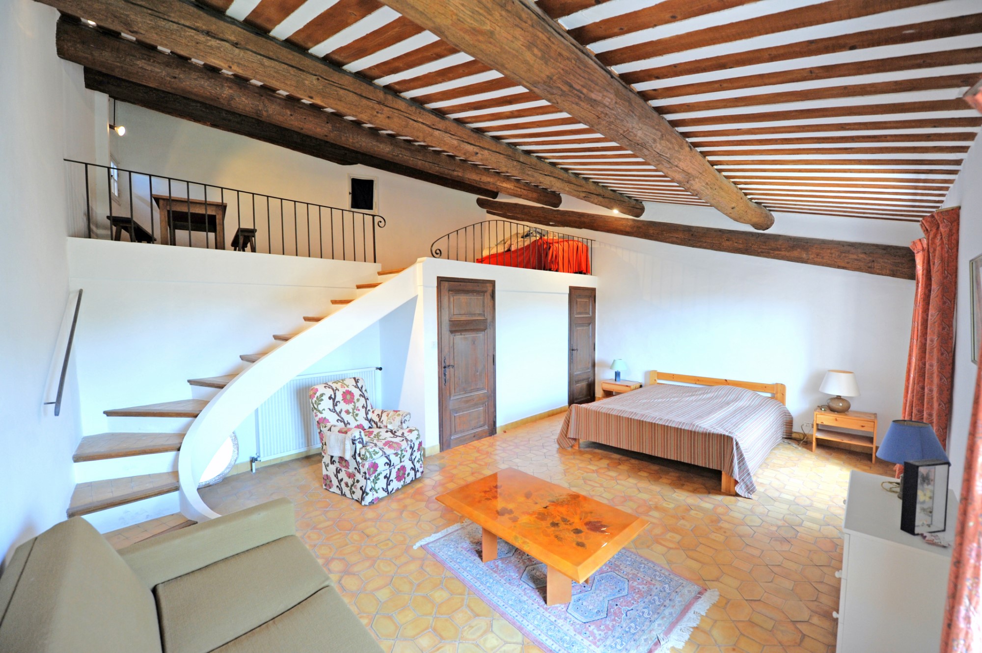 Maison de village plein sud face au Luberon, à vendre à Roussillon   