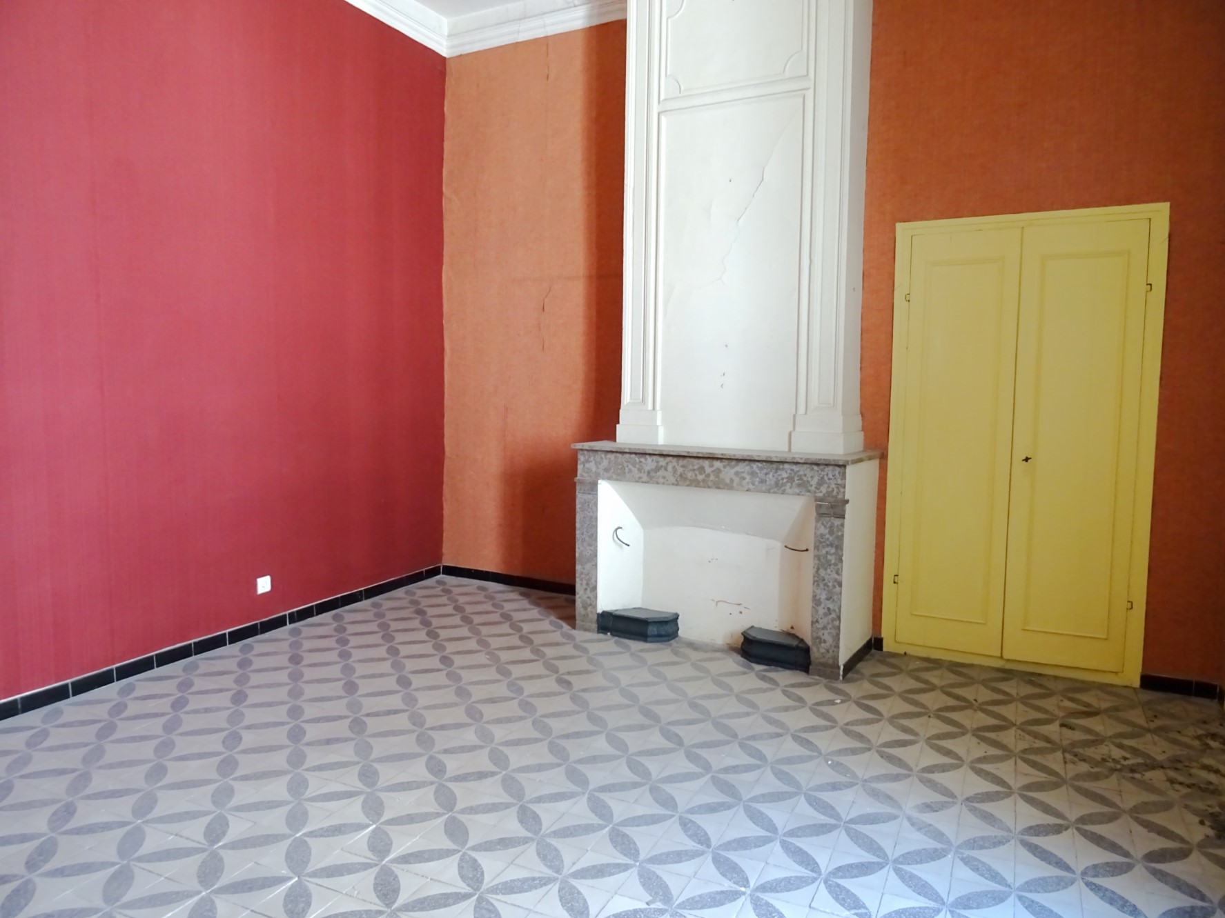 à Pont-Saint-Esprit, hôtel particulier dans quartier historique    