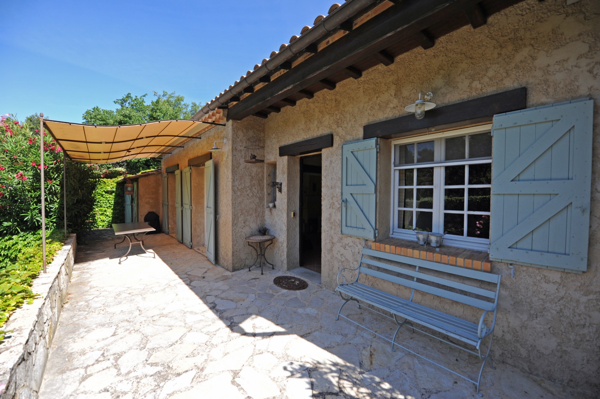 A vendre à Ménerbes, belle villa de plain-pied avec piscine   