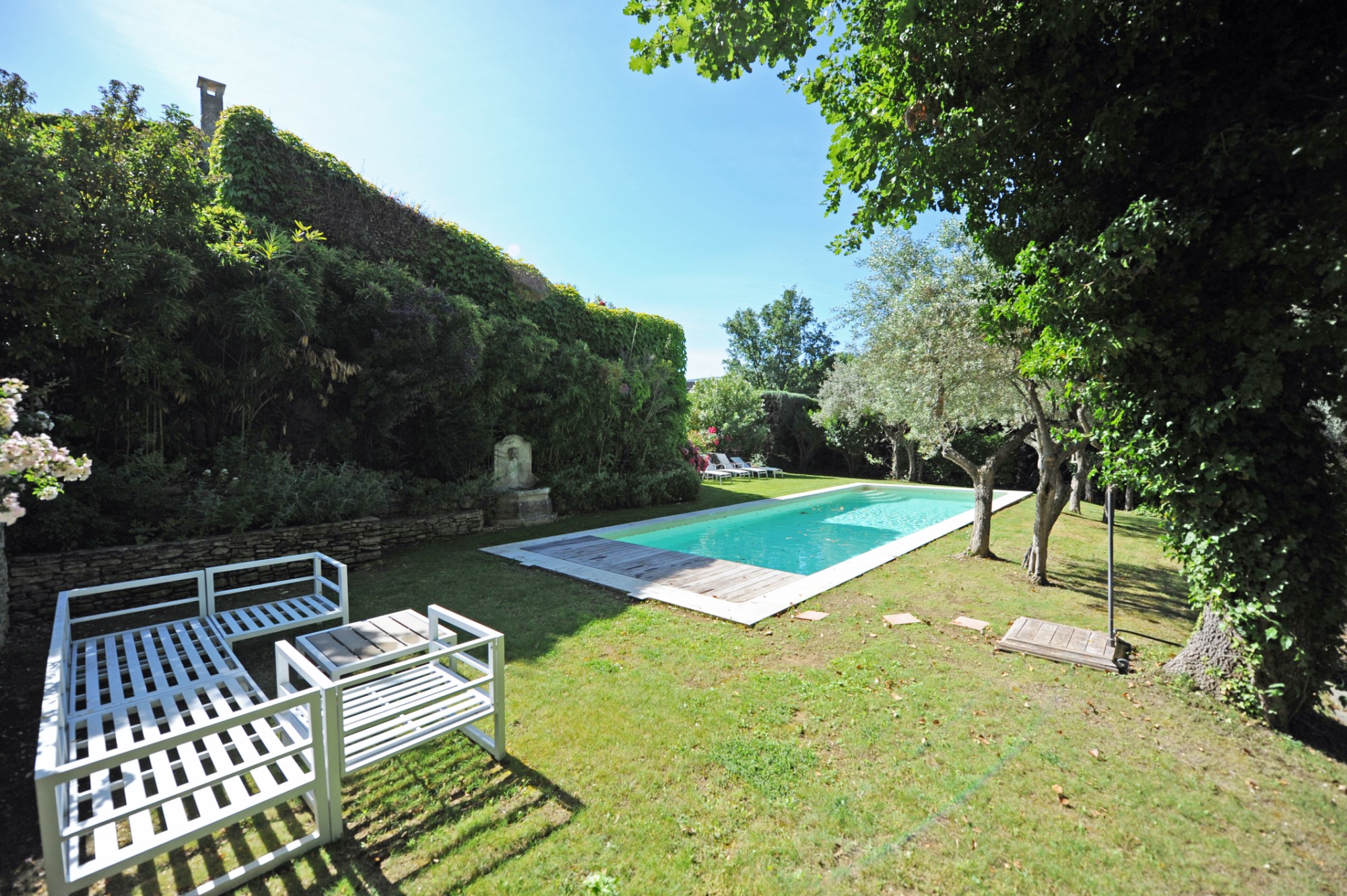 A vendre à Ménerbes, belle villa de plain-pied avec piscine   