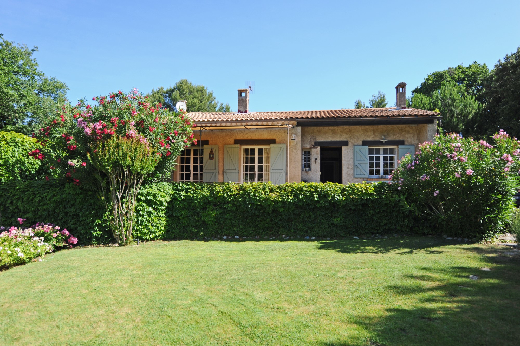 A vendre à Ménerbes, belle villa de plain-pied avec piscine   