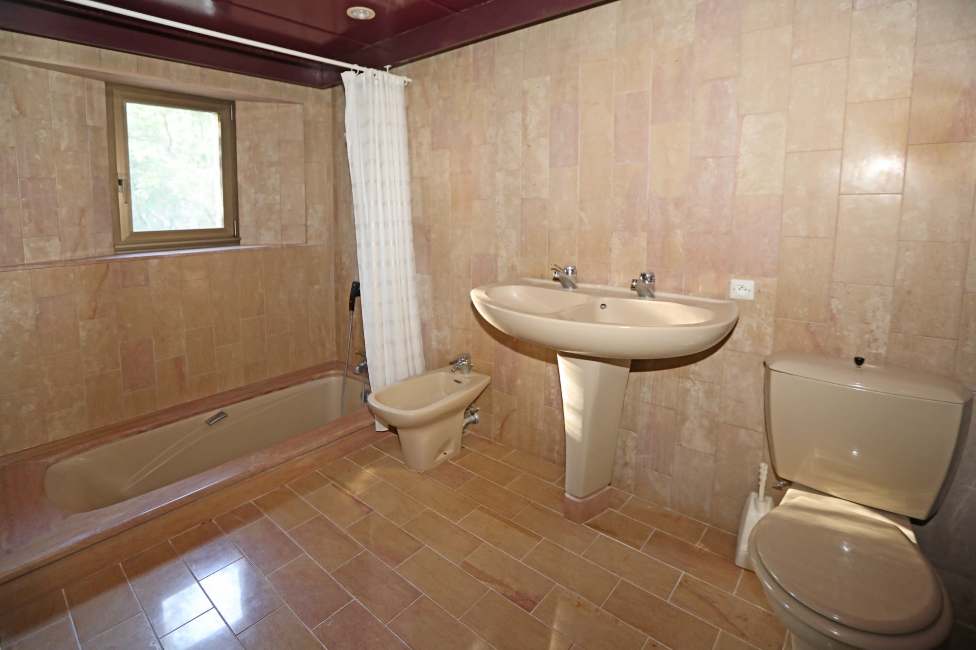 Proche Ménerbes, Roussillon et Gordes, propriété à vendre   