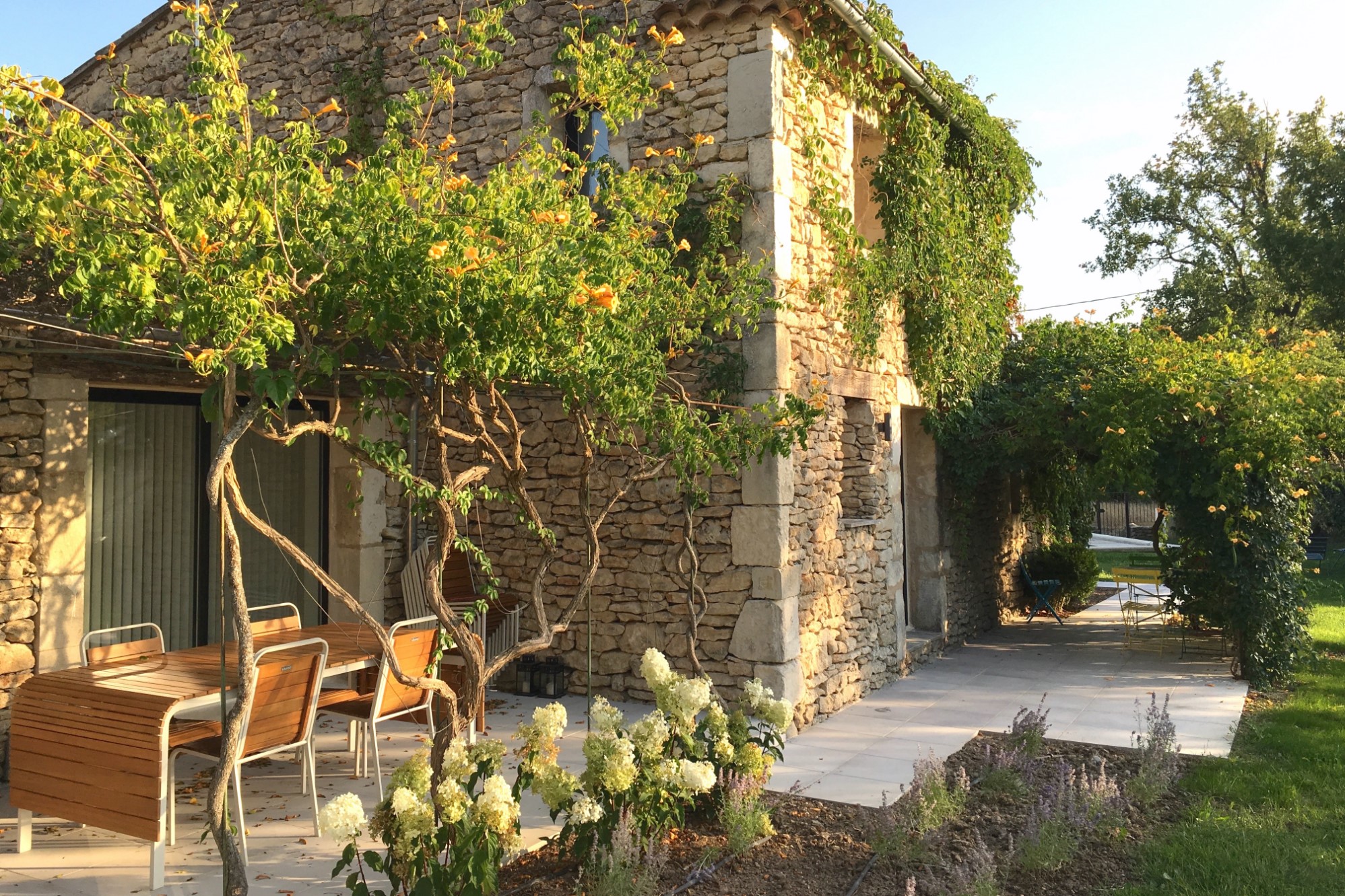 Propriété à vendre à Gordes avec 7 chambres et piscine   