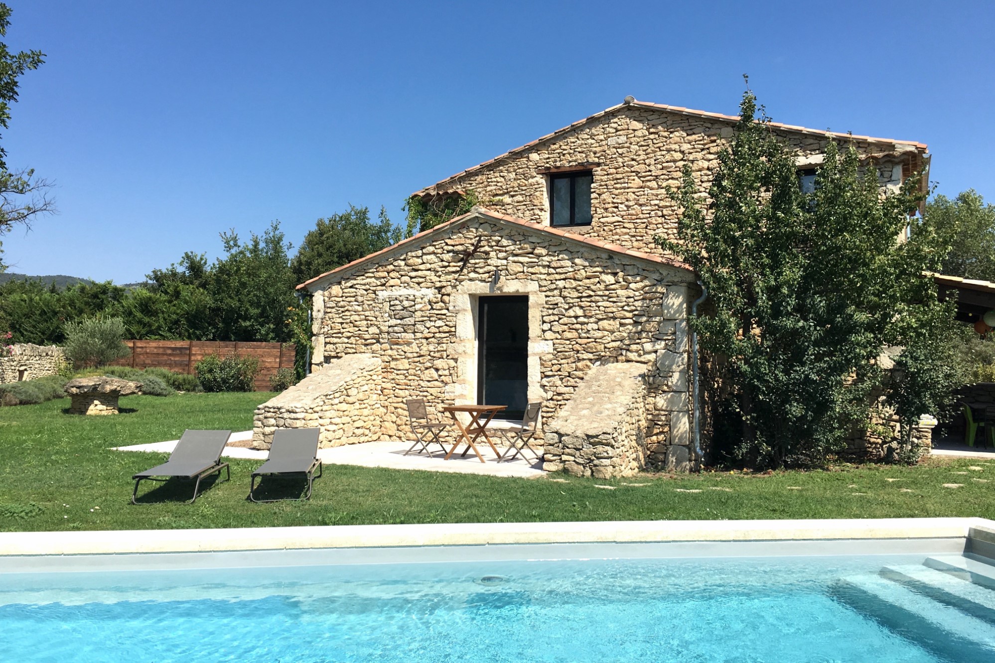 Propriété à vendre à Gordes avec 7 chambres et piscine   
