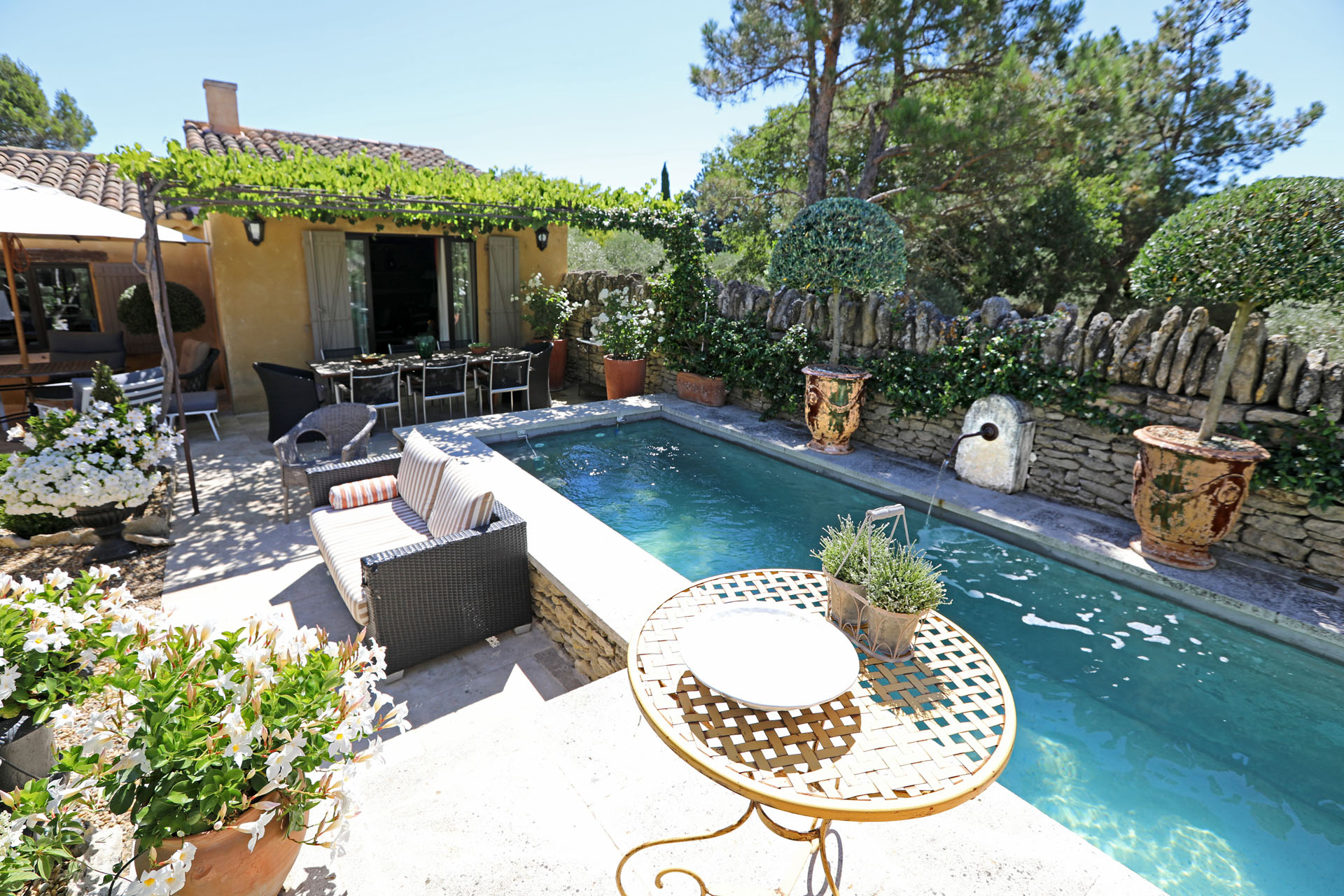 Luberon, maison de village de charme avec piscine   