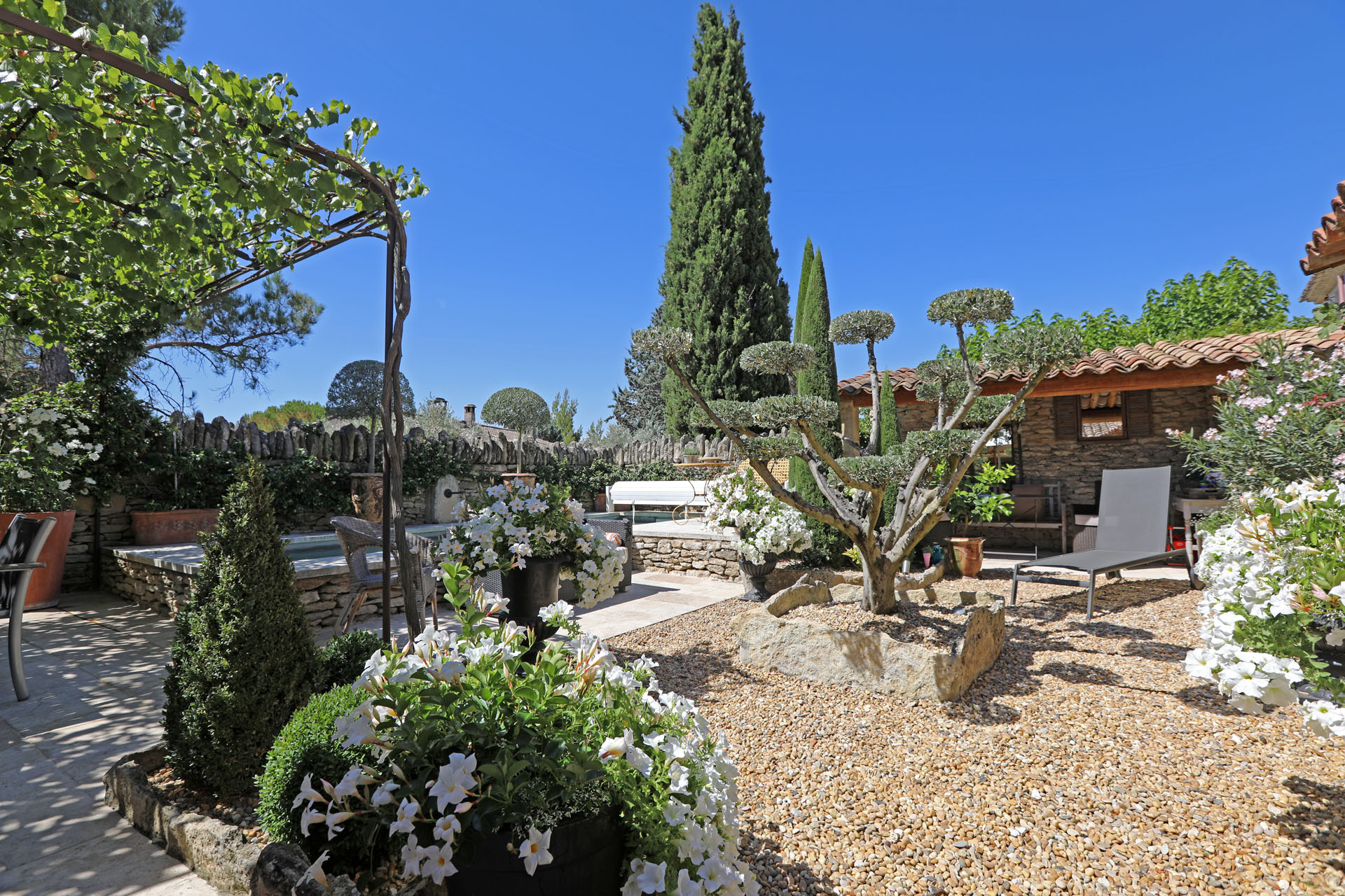 Luberon, maison de village de charme avec piscine   