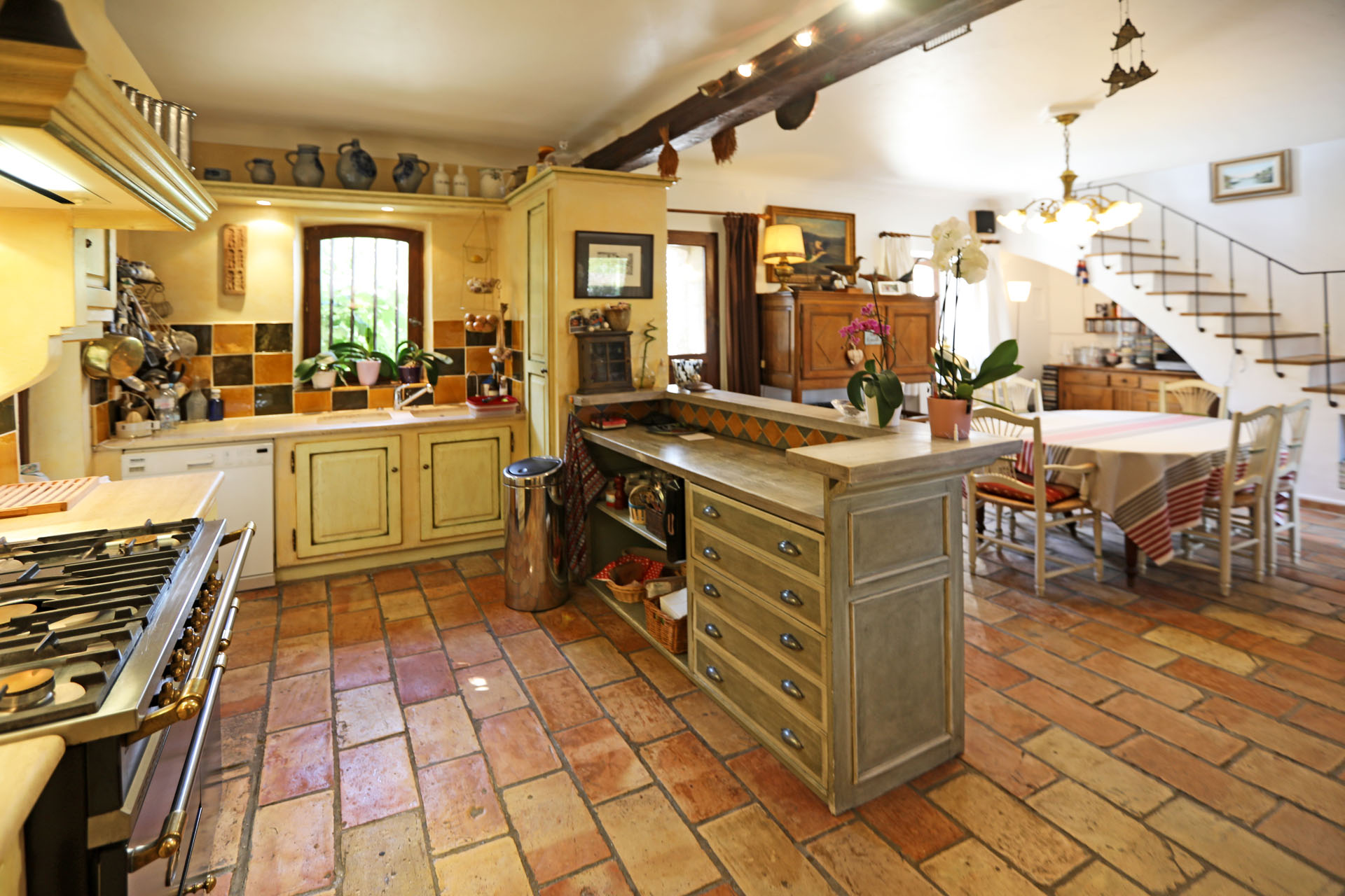 dans le Luberon, superbe propriété avec piscine, tennis et dépendances  