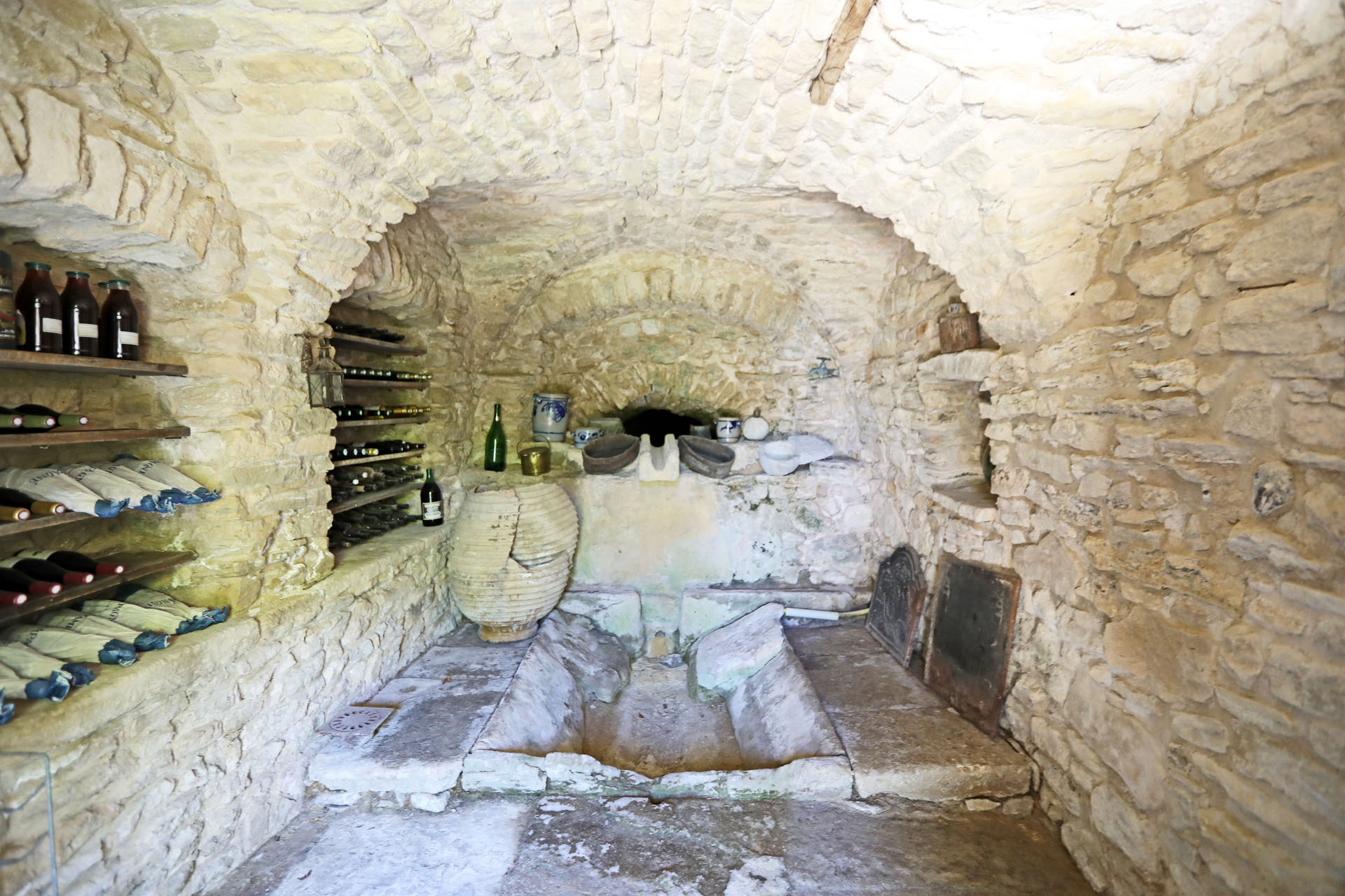 dans le Luberon, superbe propriété avec piscine, tennis et dépendances  