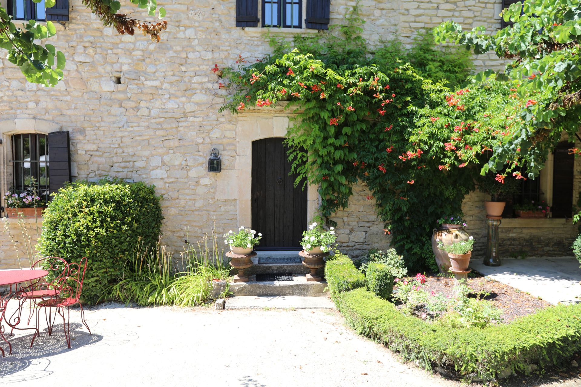 dans le Luberon, superbe propriété avec piscine, tennis et dépendances  