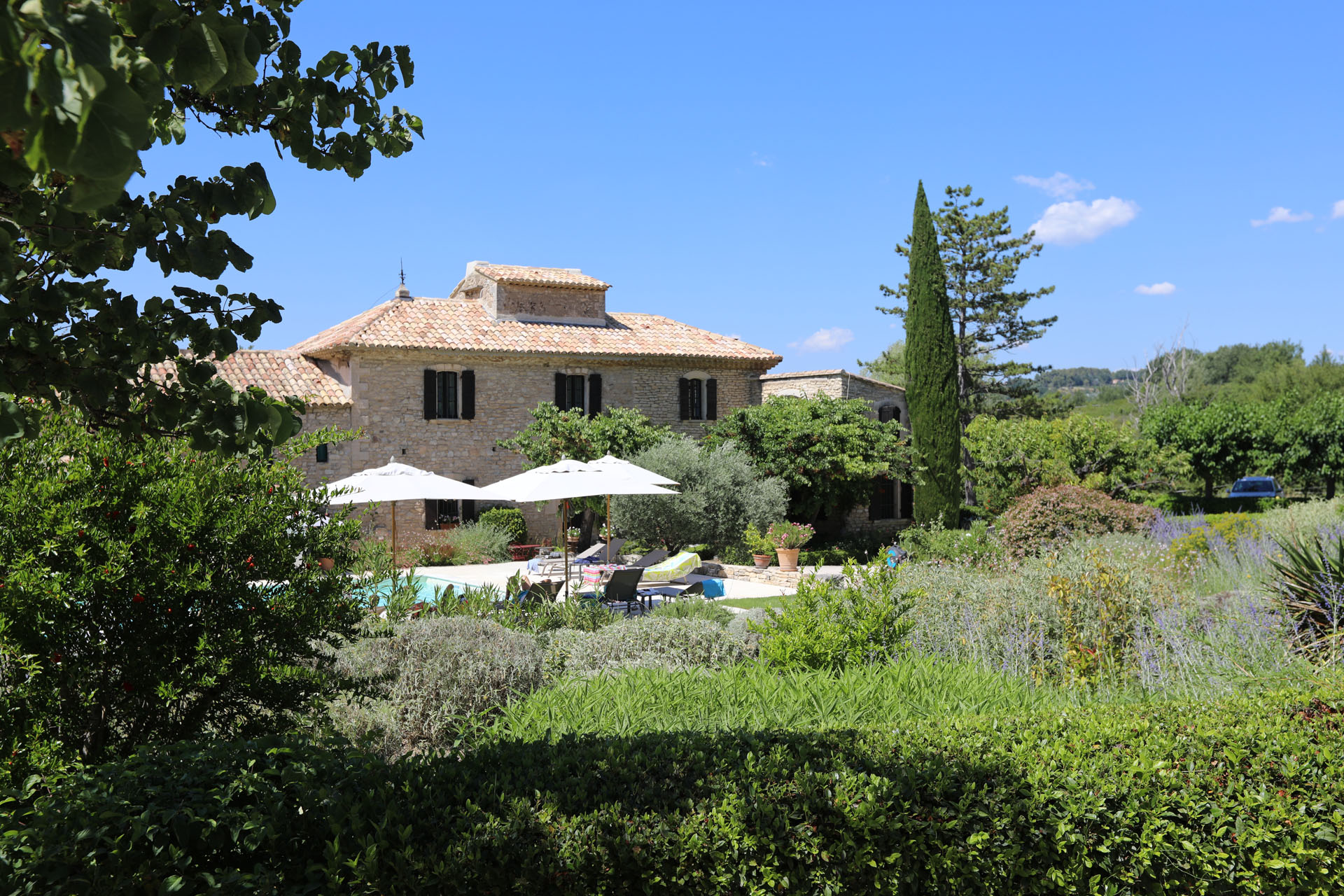 dans le Luberon, superbe propriété avec piscine, tennis et dépendances  