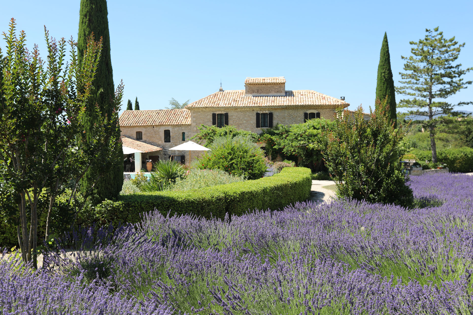 dans le Luberon, superbe propriété avec piscine, tennis et dépendances  
