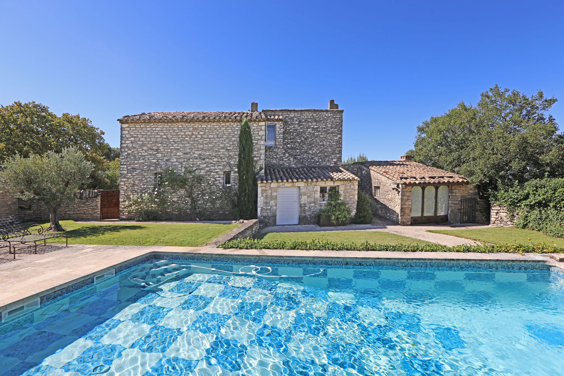 A vendre à Gordes, piscine et maison
