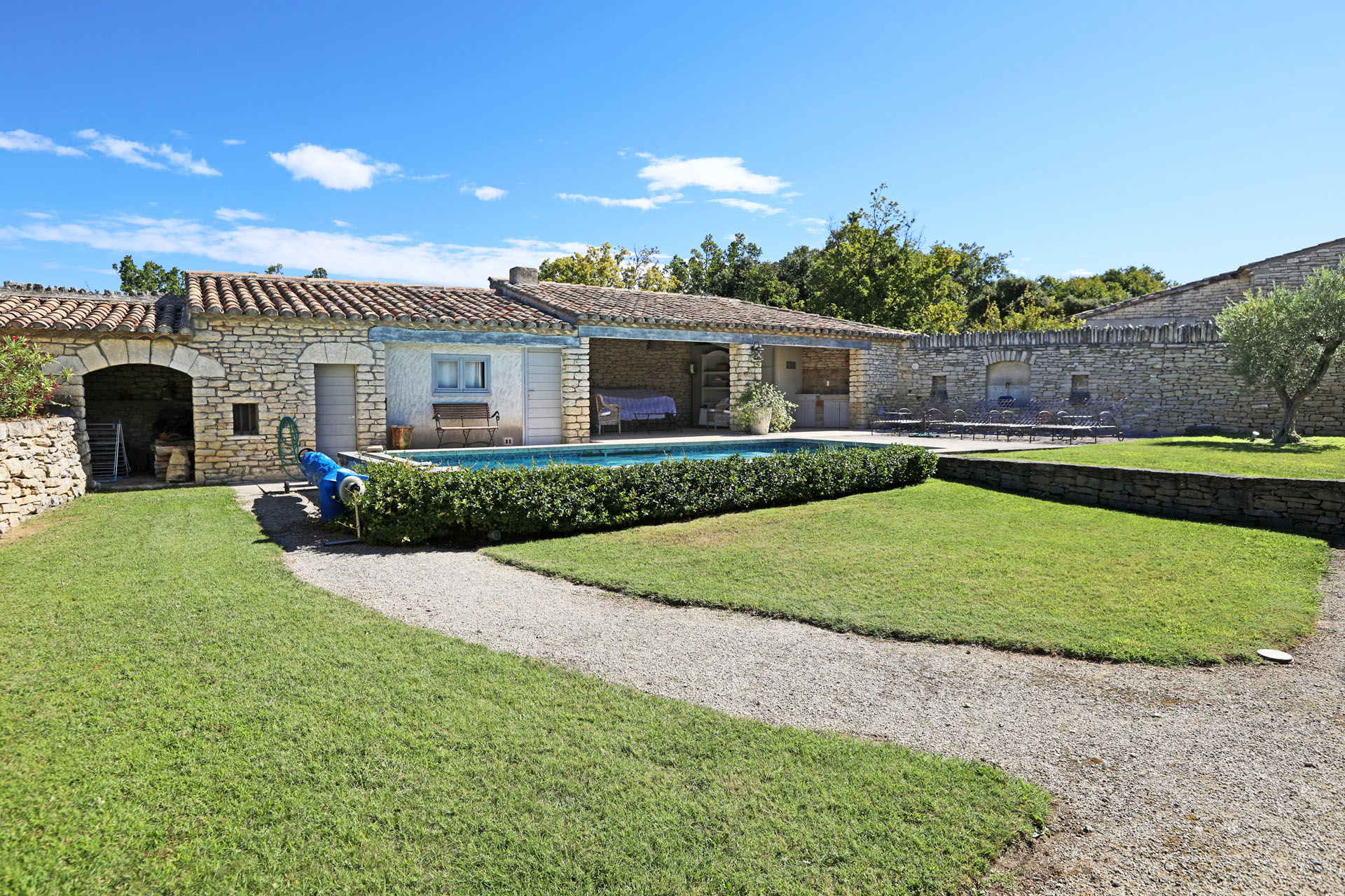 Gordes, la piscine et le pool house de la maison à vendre
