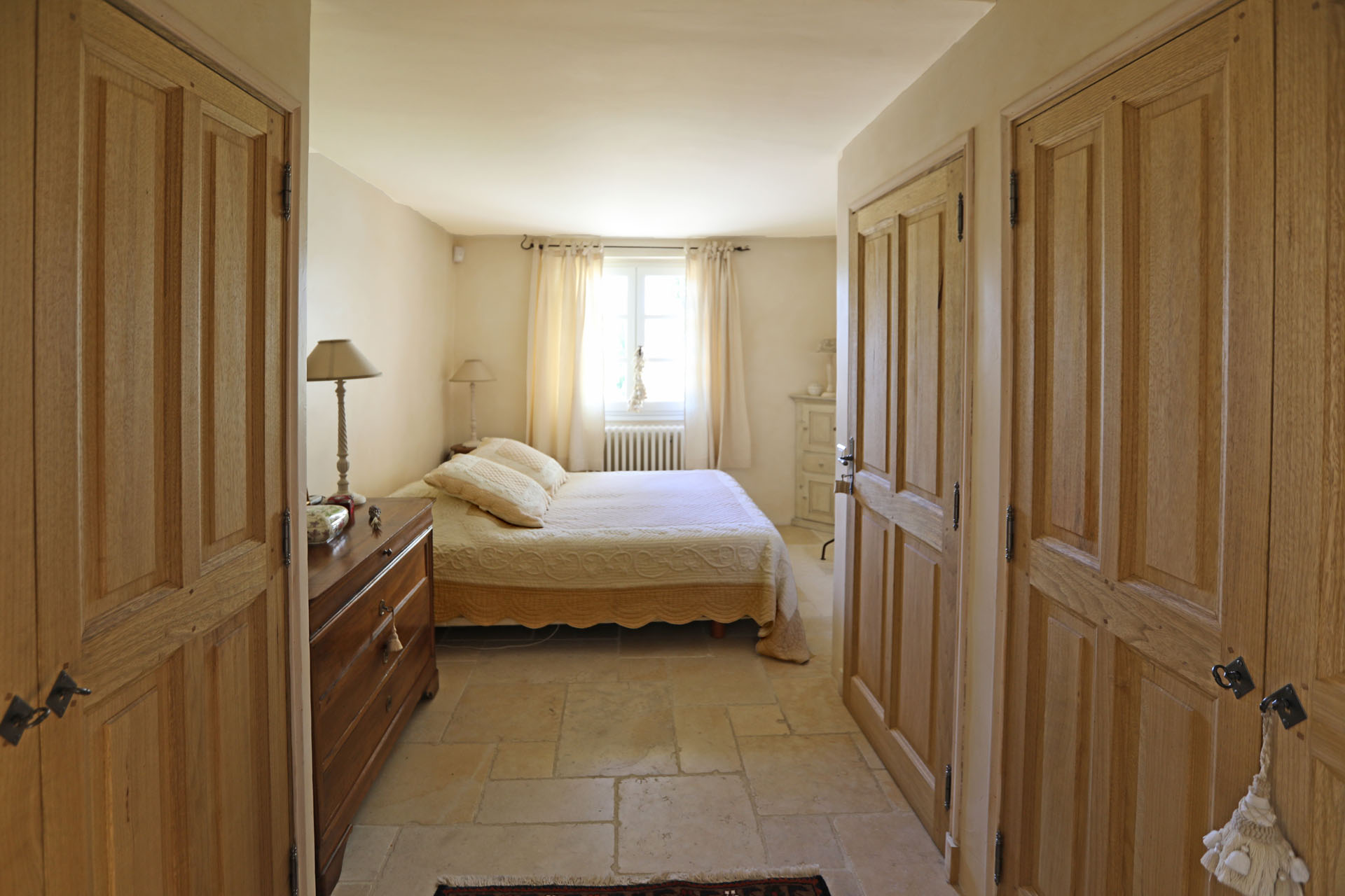 Une chambre de la maison à vendre à Gordes