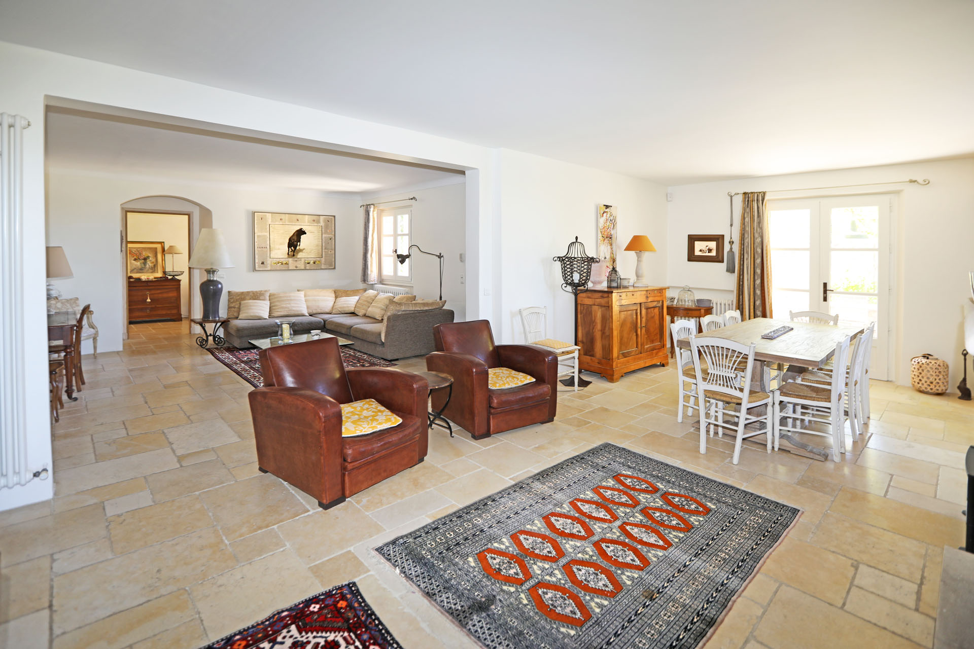 Les espaces de vie de la maison à vendre à Gordes