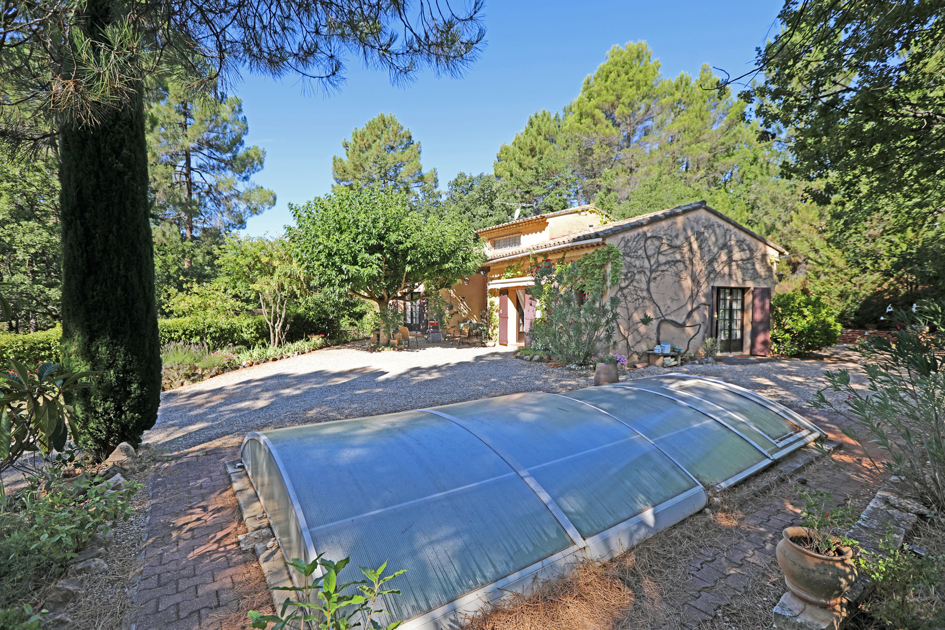 Piscine devant la maison à la vente à Roussillon