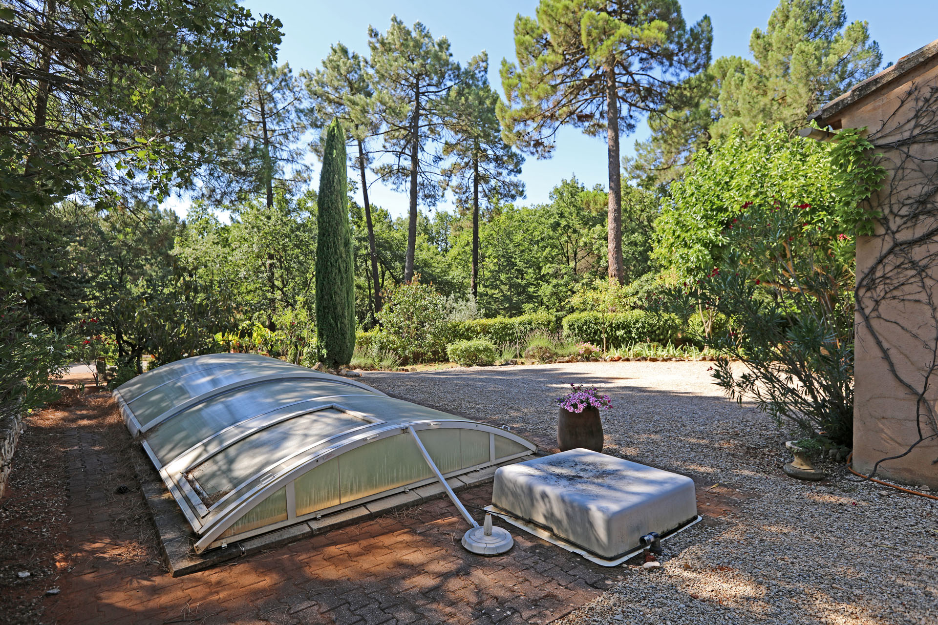 Vue sur la piscine et le jardin par le coté de la maison