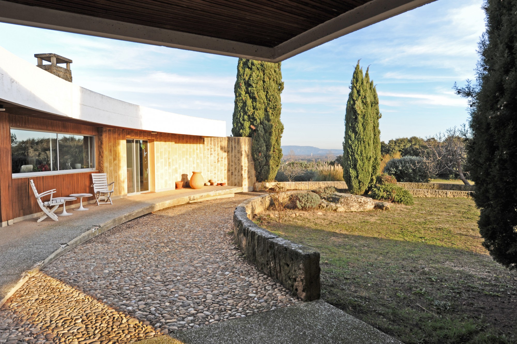 Exceptionnelle propriété d'architecte face aux Alpilles à vendre sur 4 hectares de terrain  