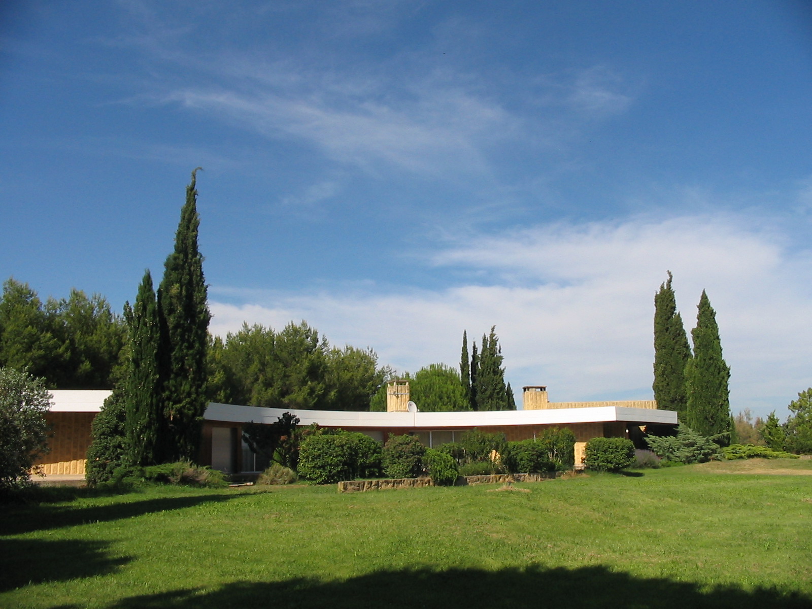 Exceptionnelle propriété d'architecte face aux Alpilles à vendre sur 4 hectares de terrain  