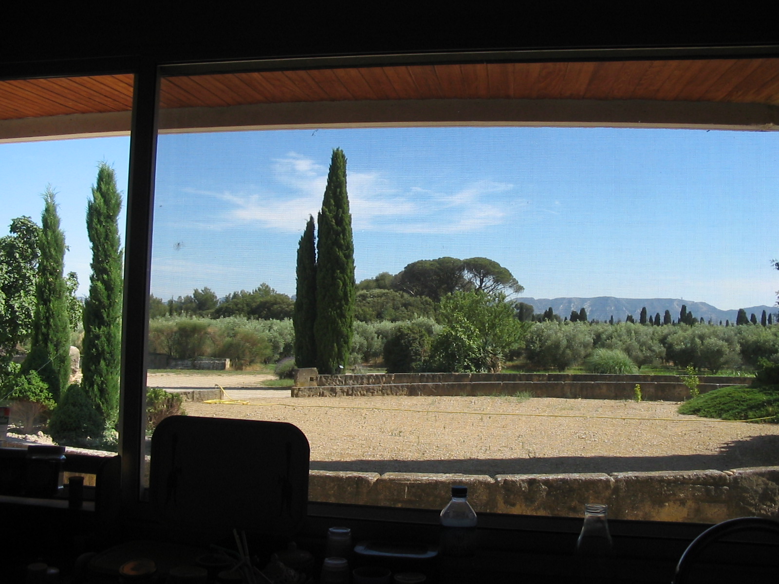 Exceptionnelle propriété d'architecte face aux Alpilles à vendre sur 4 hectares de terrain  