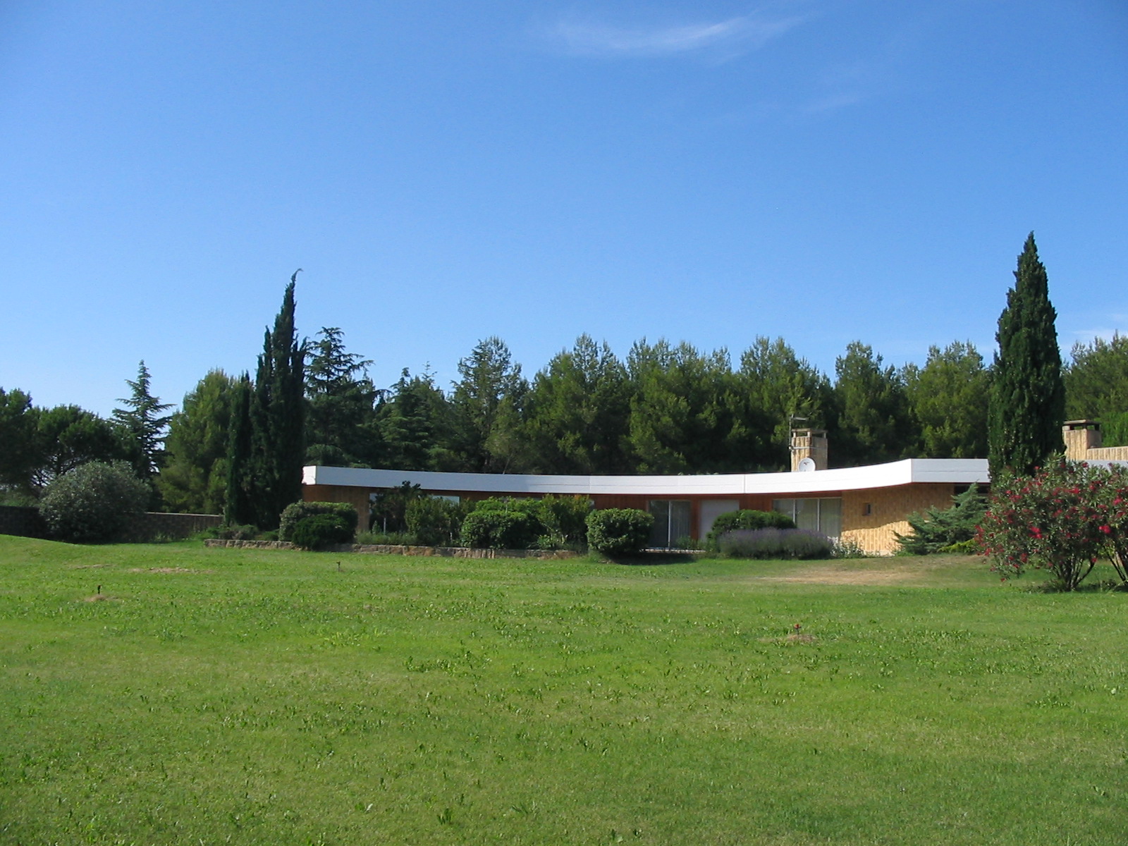 Exceptionnelle propriété d'architecte face aux Alpilles à vendre sur 4 hectares de terrain  