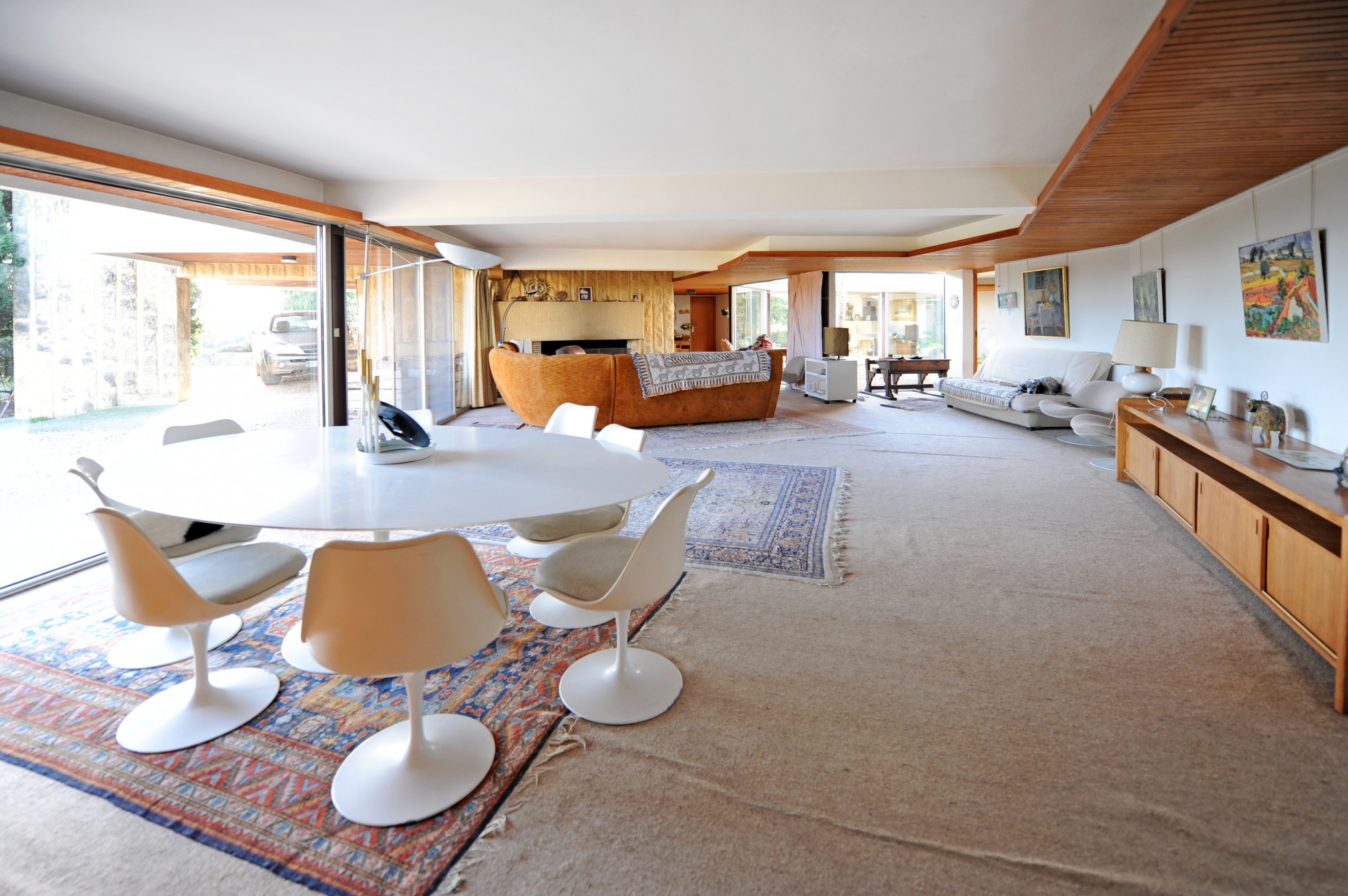 Exceptionnelle propriété d'architecte face aux Alpilles à vendre sur 4 hectares de terrain  