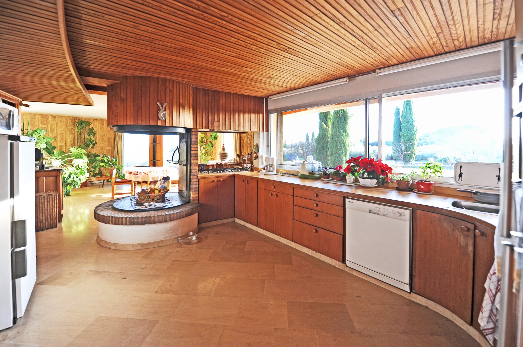 Exceptionnelle propriété d'architecte face aux Alpilles à vendre sur 4 hectares de terrain  