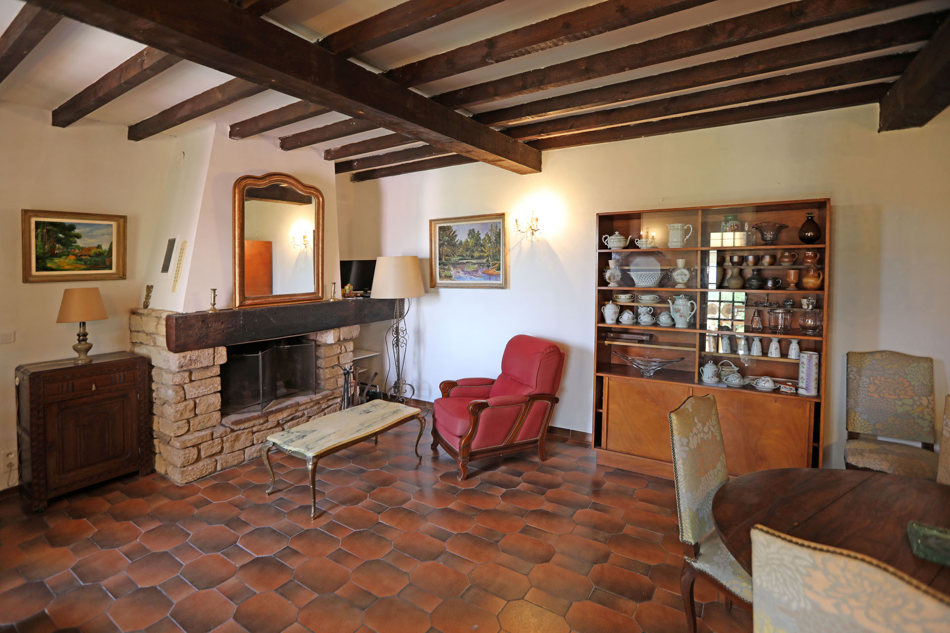 En vente en Luberon,  petite maison avec jardin en bordure de village  