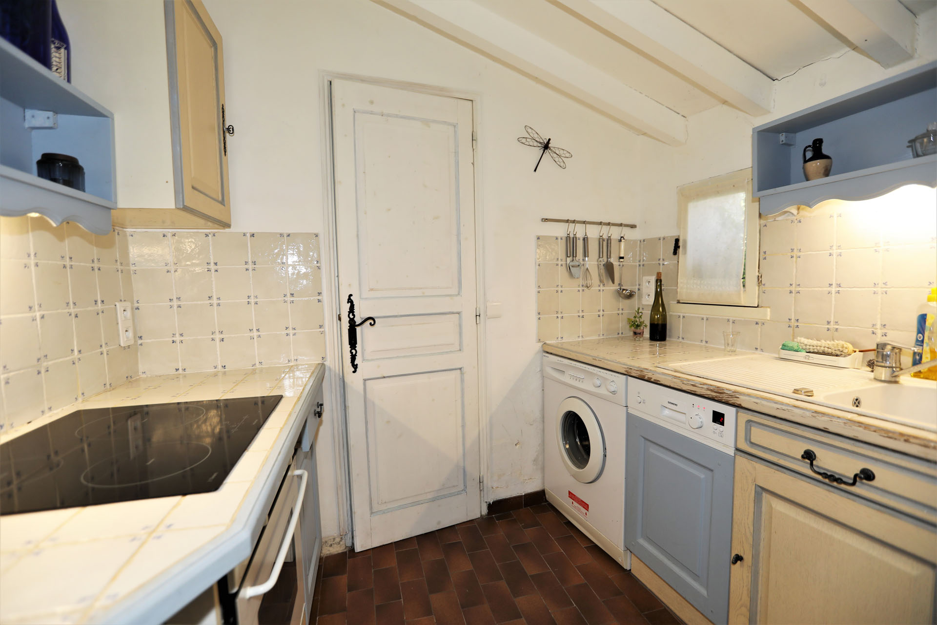 En vente en Luberon,  petite maison avec jardin en bordure de village  